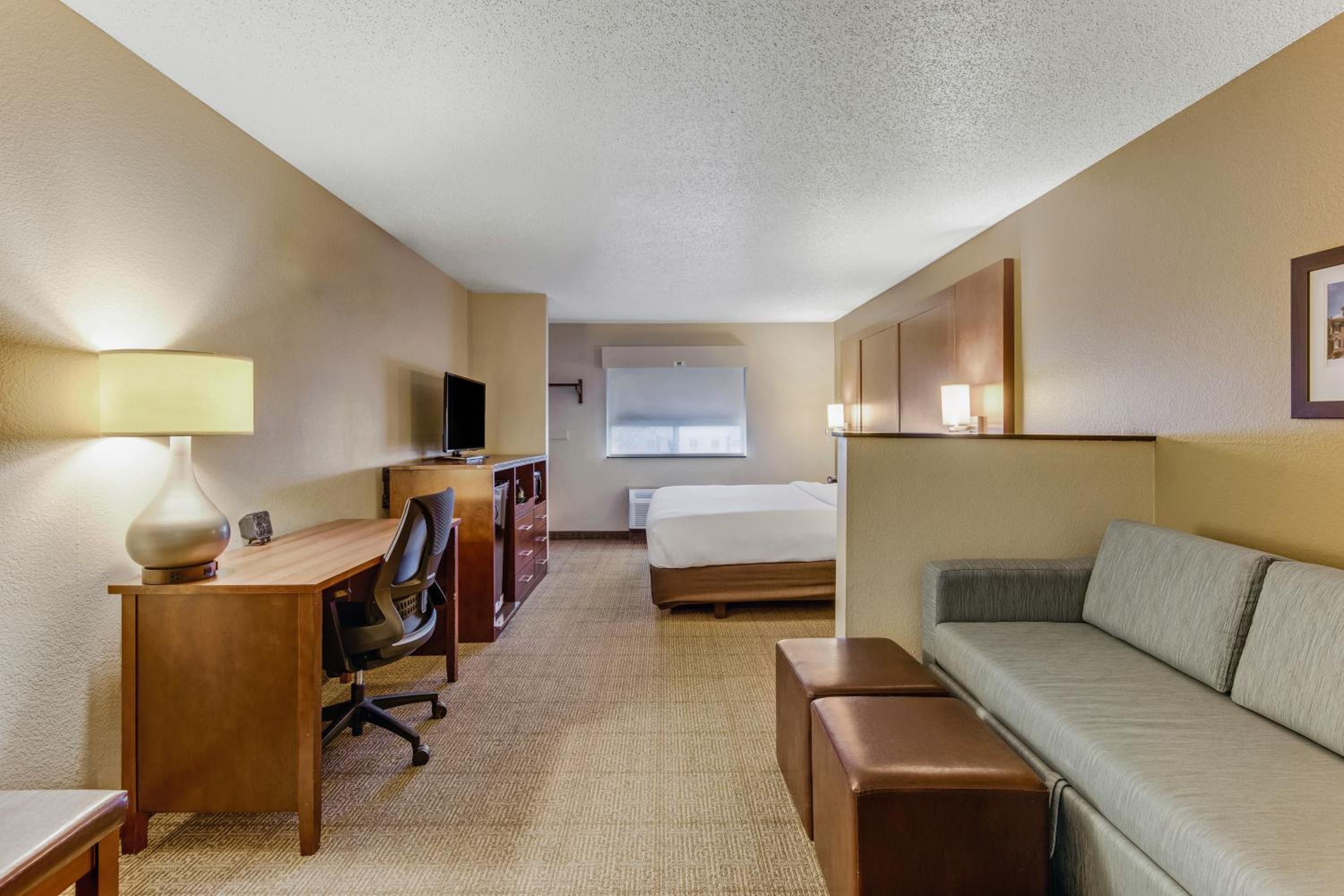 King Suite with One King Bed - Non-Smoking - Photo 3