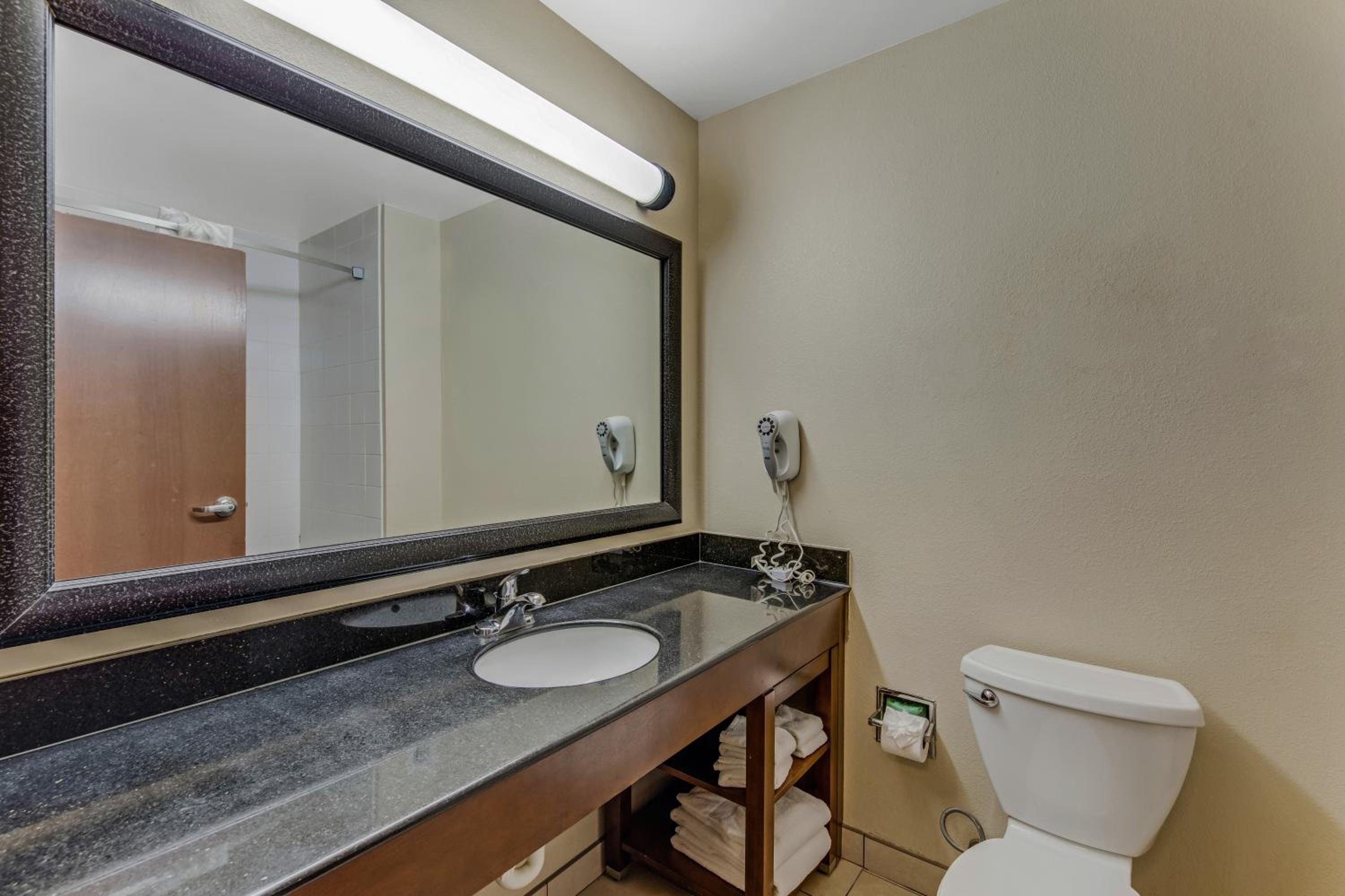 Suite - Photo 12