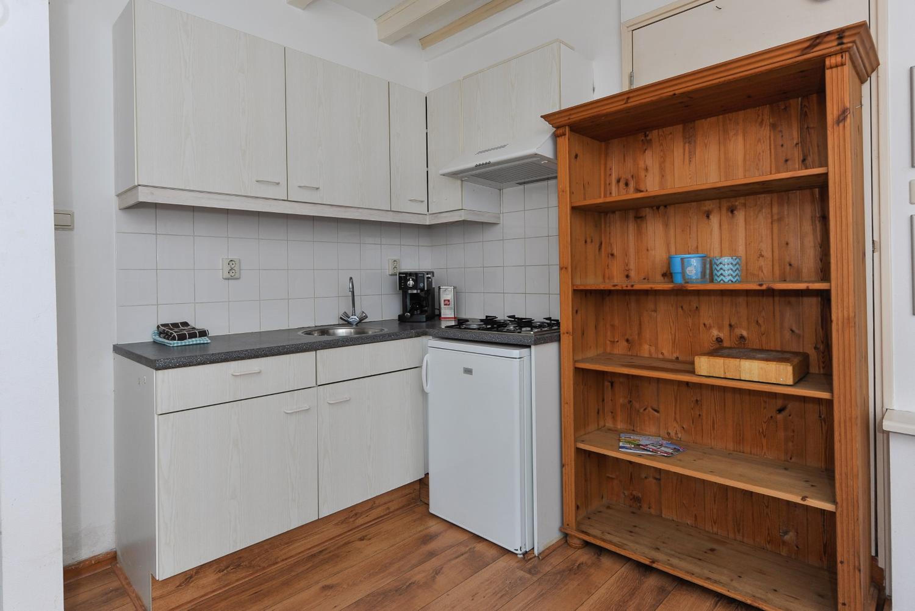 Large Studio - Photo 4