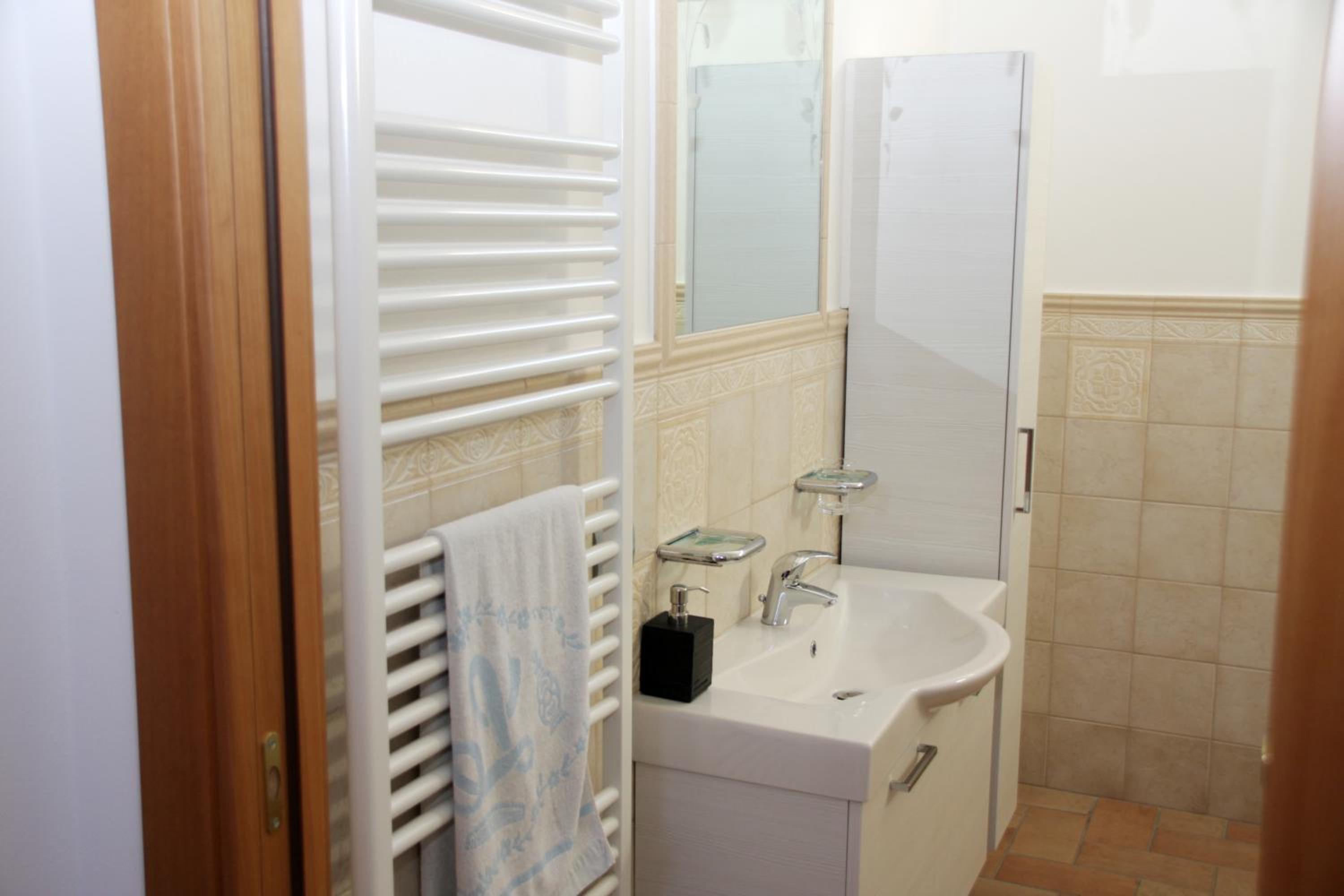 Double Room with Private External Bathroom - Photo 5