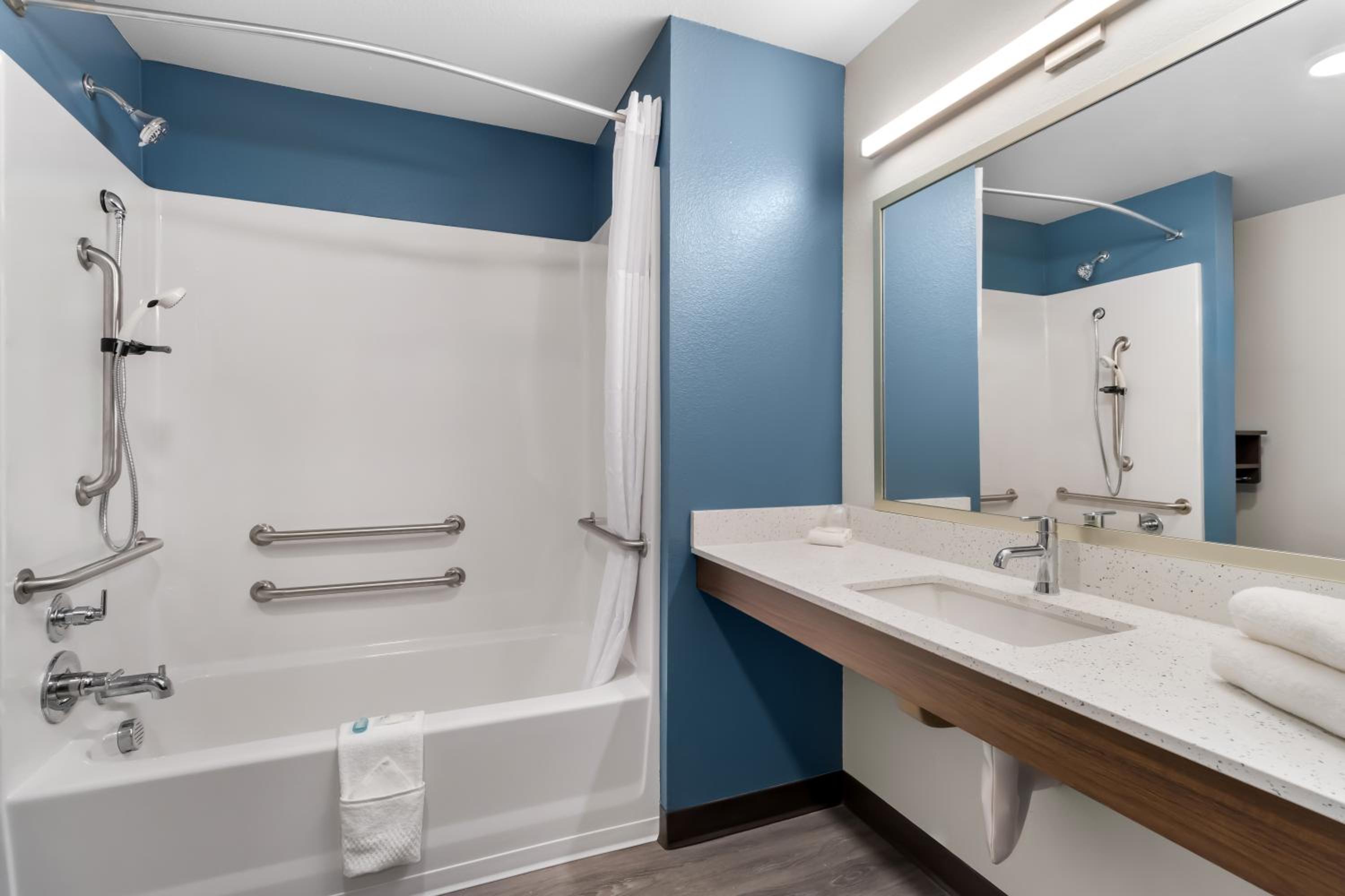 Queen Suite with Two Queen Beds and Tub - Disability Access/Non Smoking photo 1