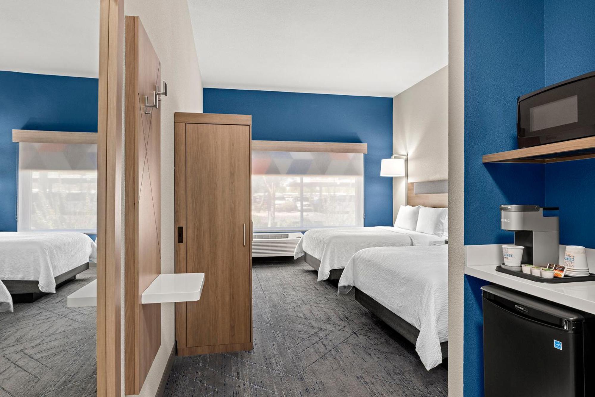 Standard Room with Two Queen Beds - Photo 4