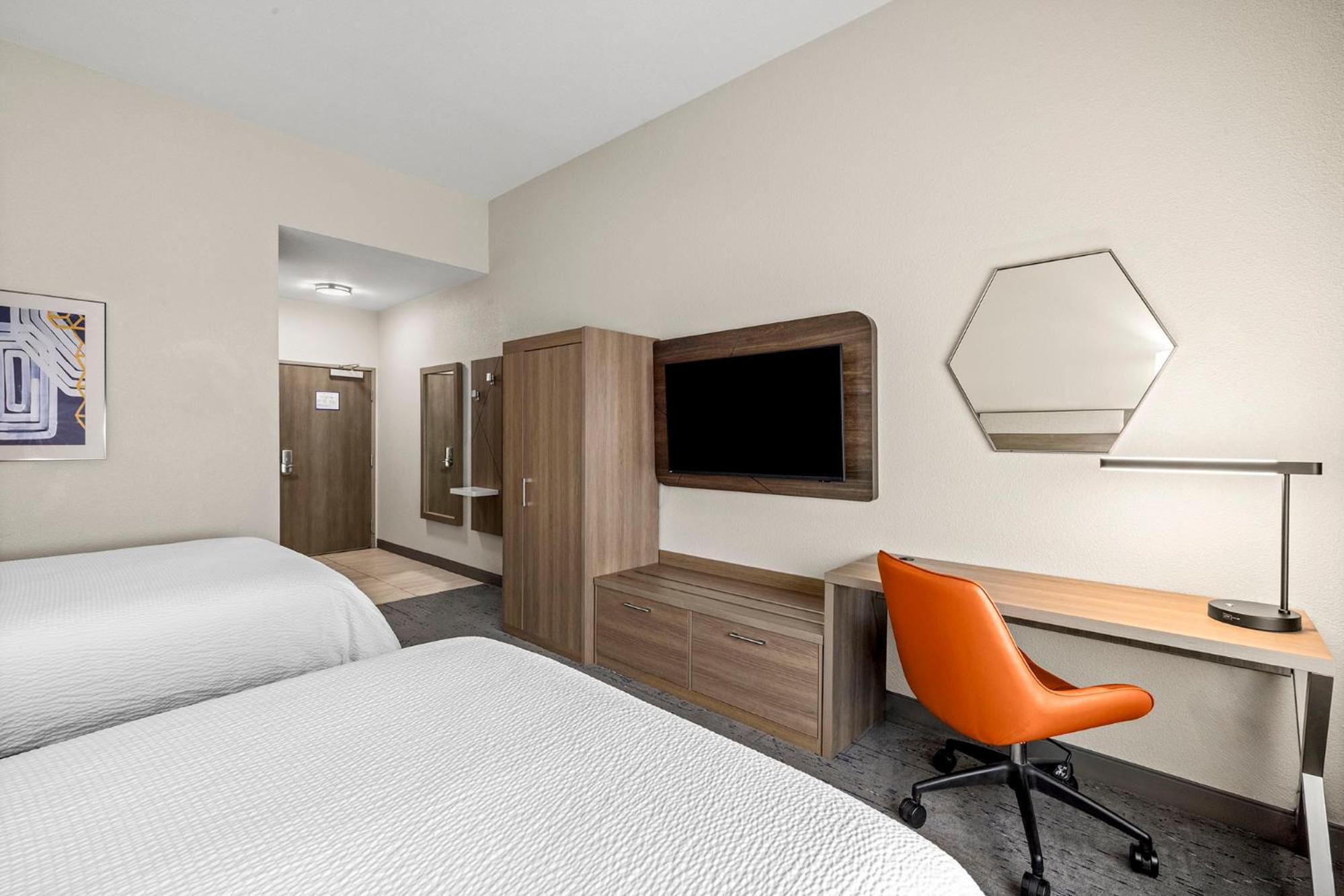 Standard Room with Two Queen Beds - Photo 6