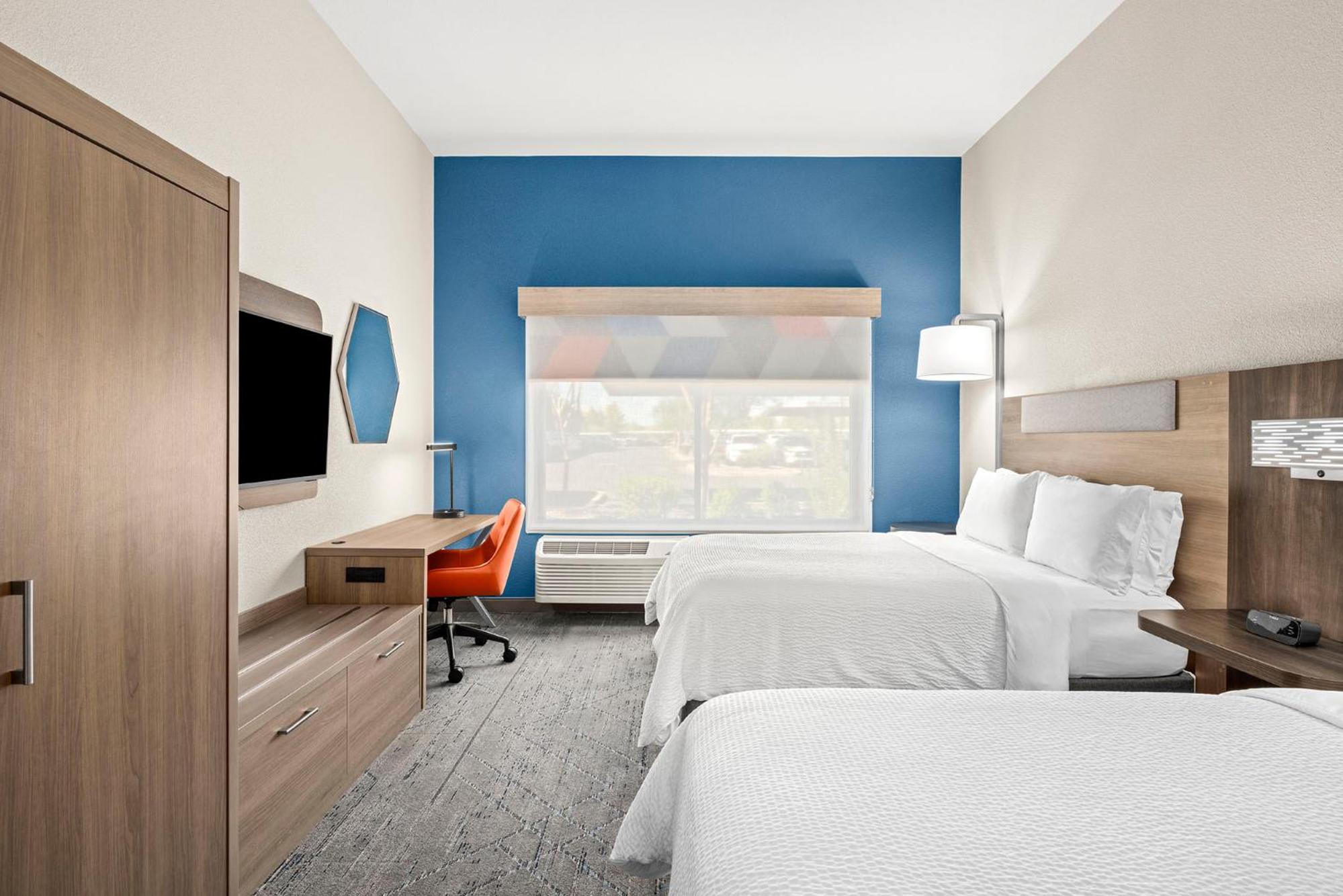 Standard Room with Two Queen Beds - Photo 7