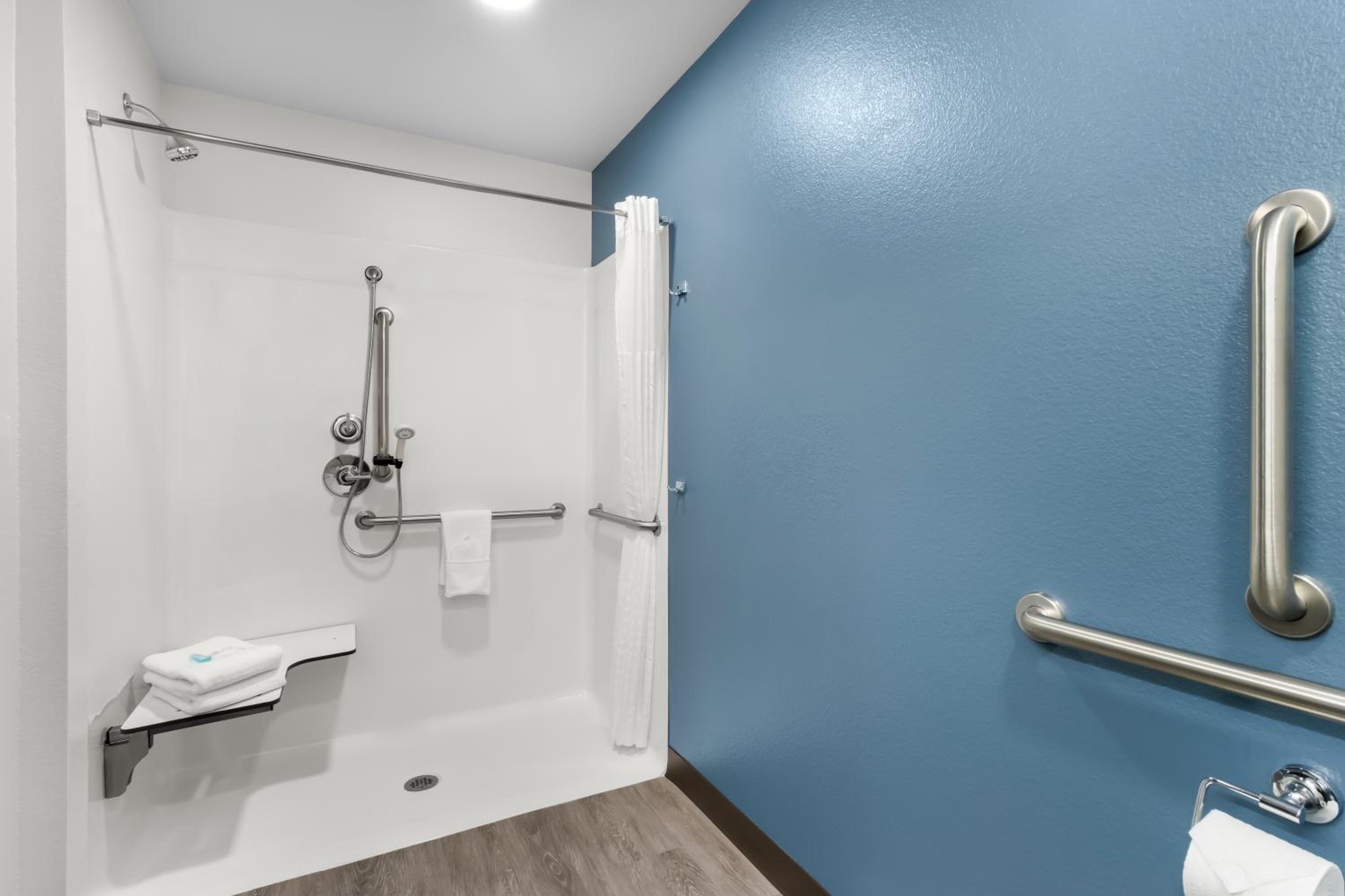 Queen Suite with Roll-In Shower - Disability Access/Non Smoking photo 3