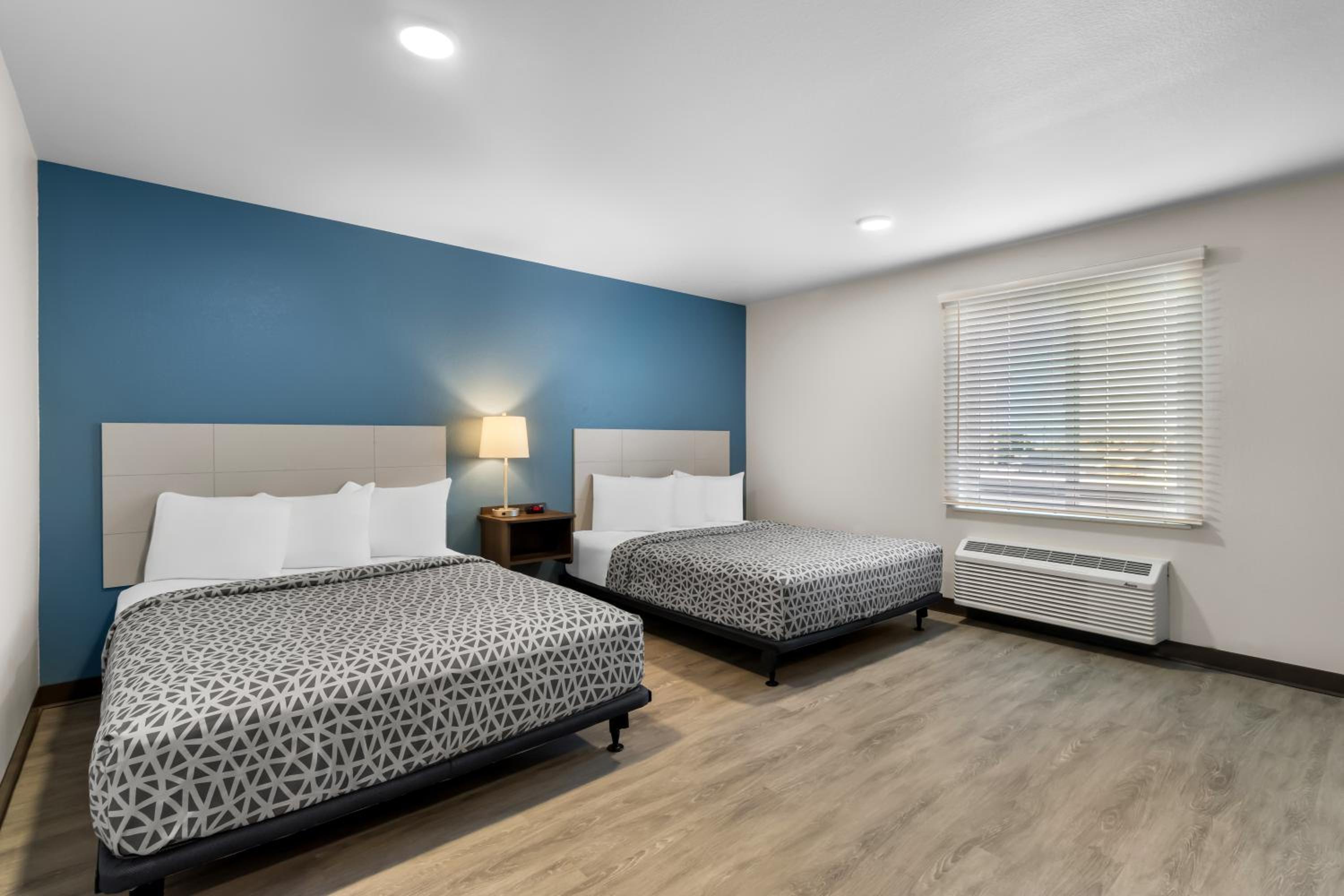 Queen Suite with Two Queen Beds and Tub - Disability Access/Non Smoking photo 3