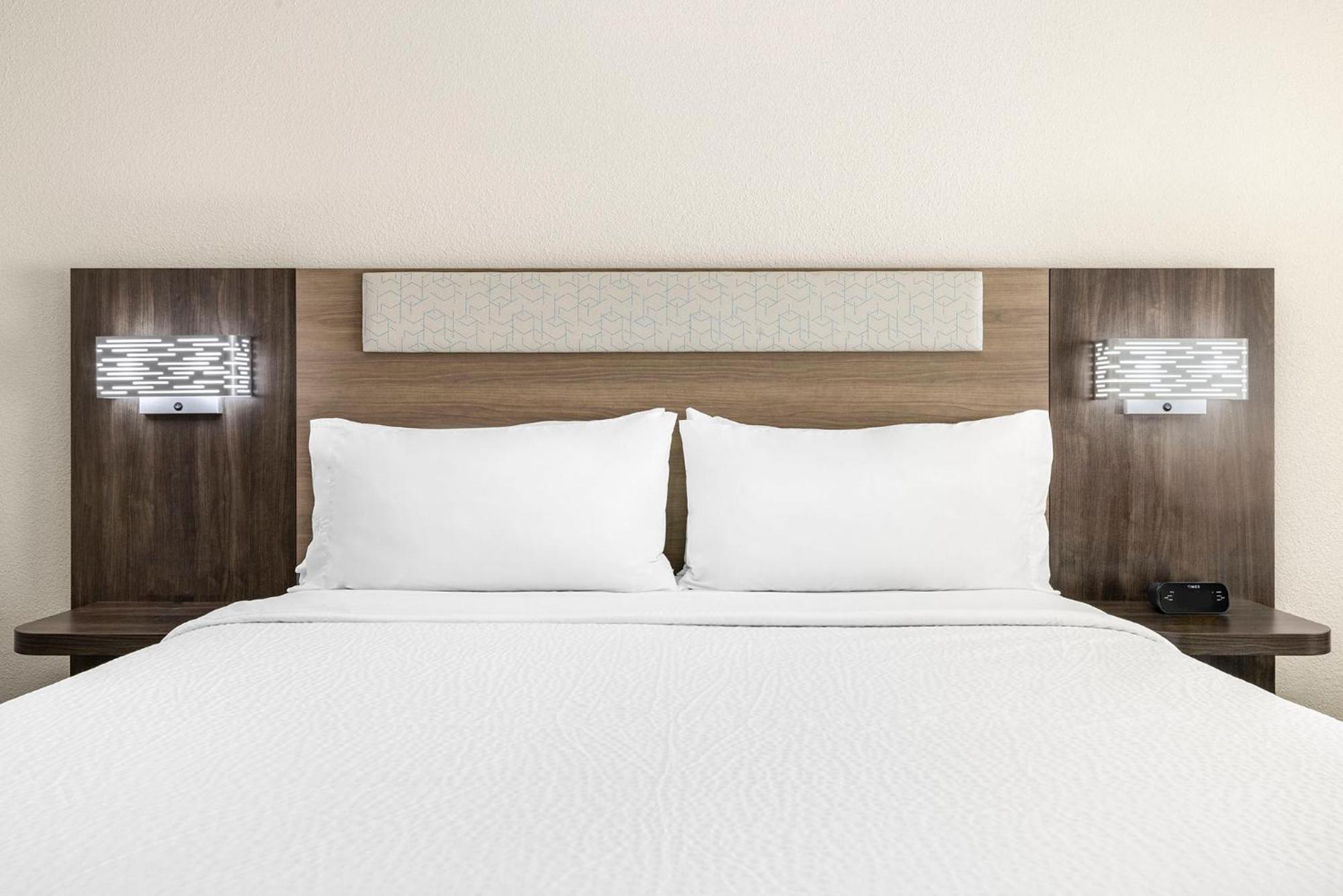 Standard King Room - Photo 4