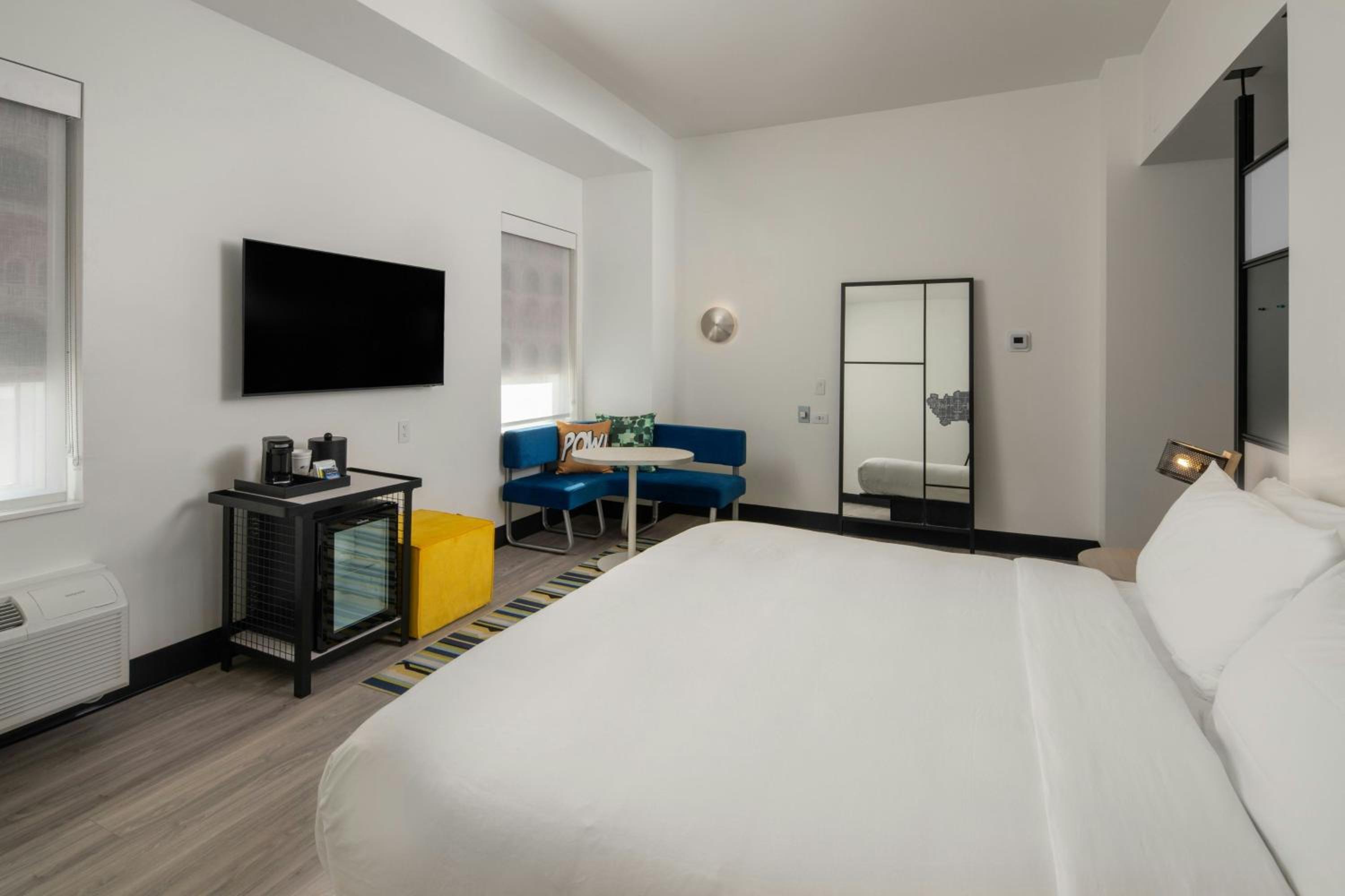 Deluxe King Room - Photo 1