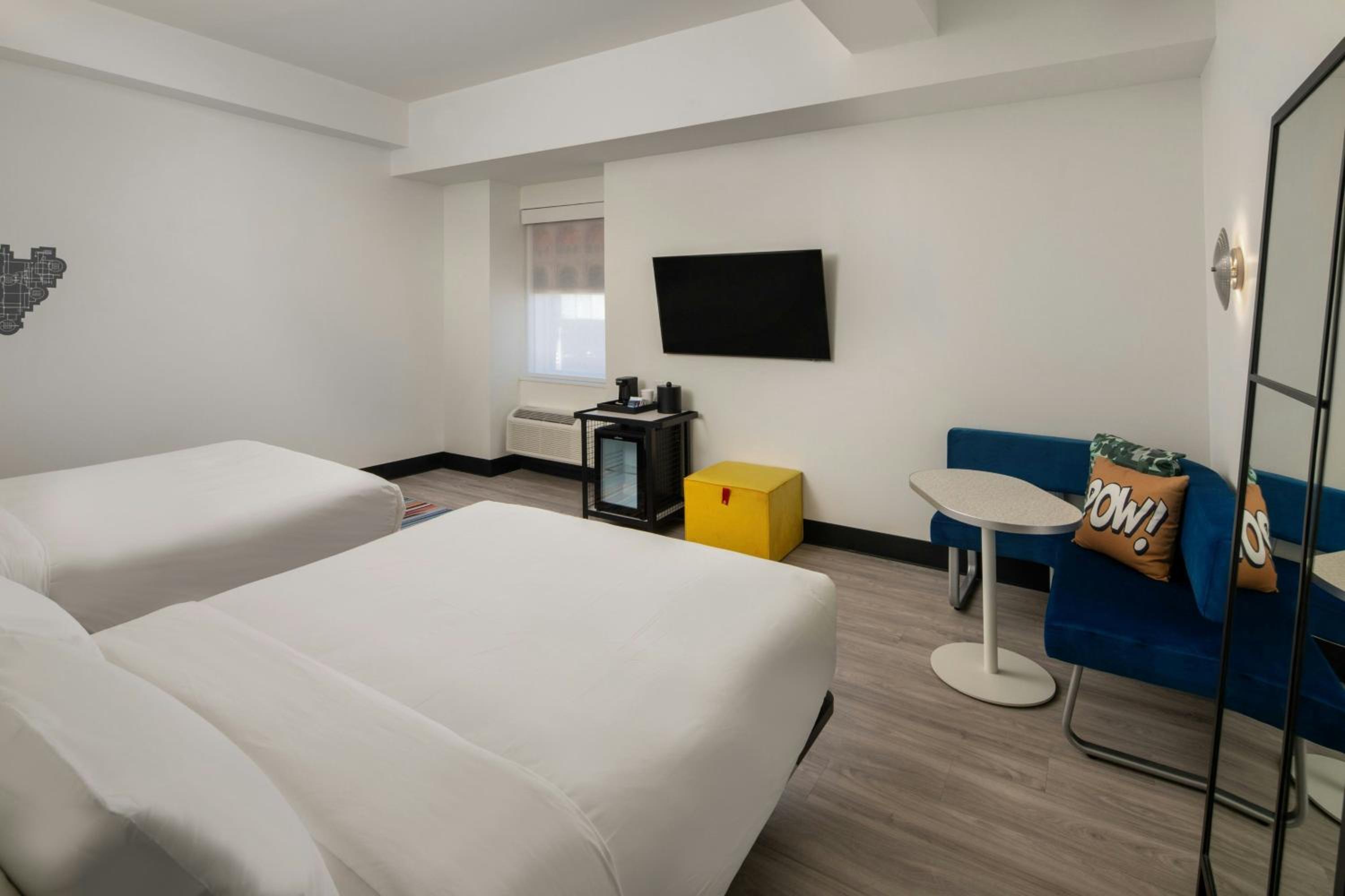 Standard Queen Room with Two Queen Beds - Photo 2
