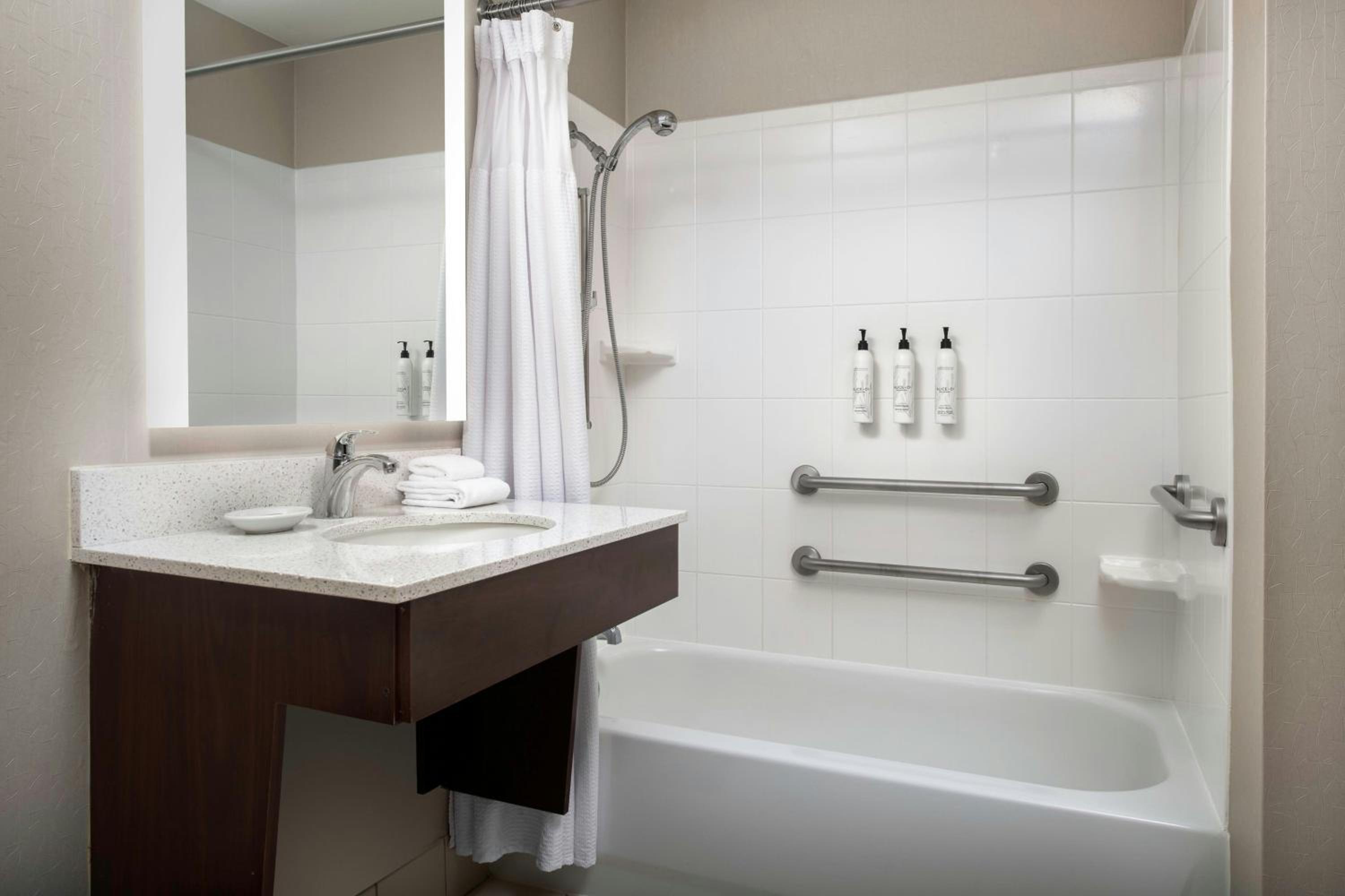 Queen Suite with Sofa Bed and Adapted Tub - Mobility Accessible thumbnail 5