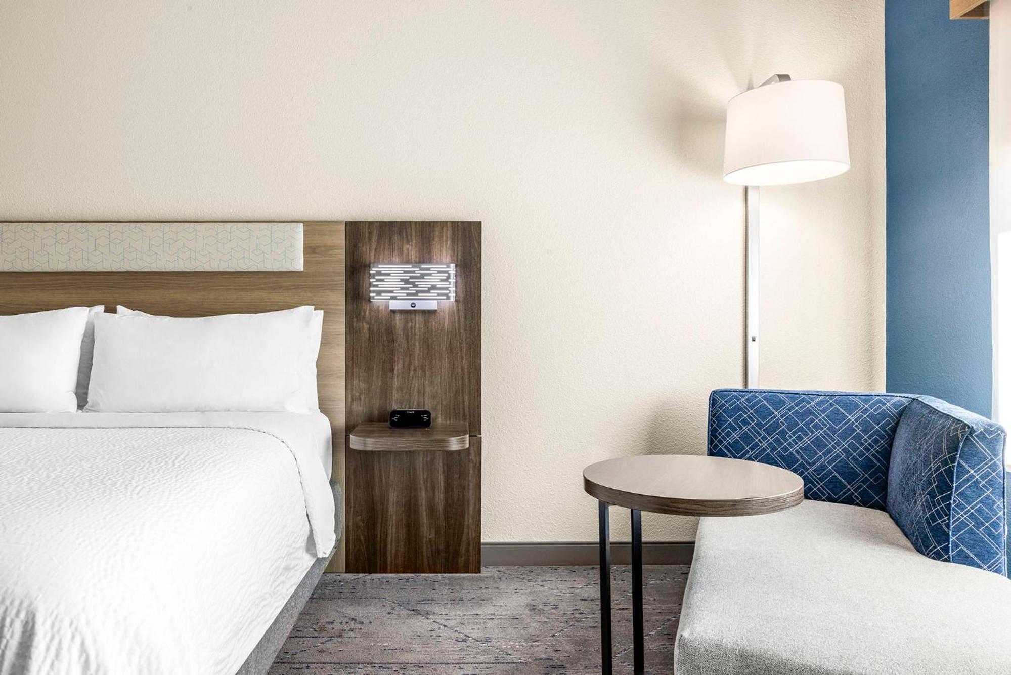 Standard King Room - Photo 6
