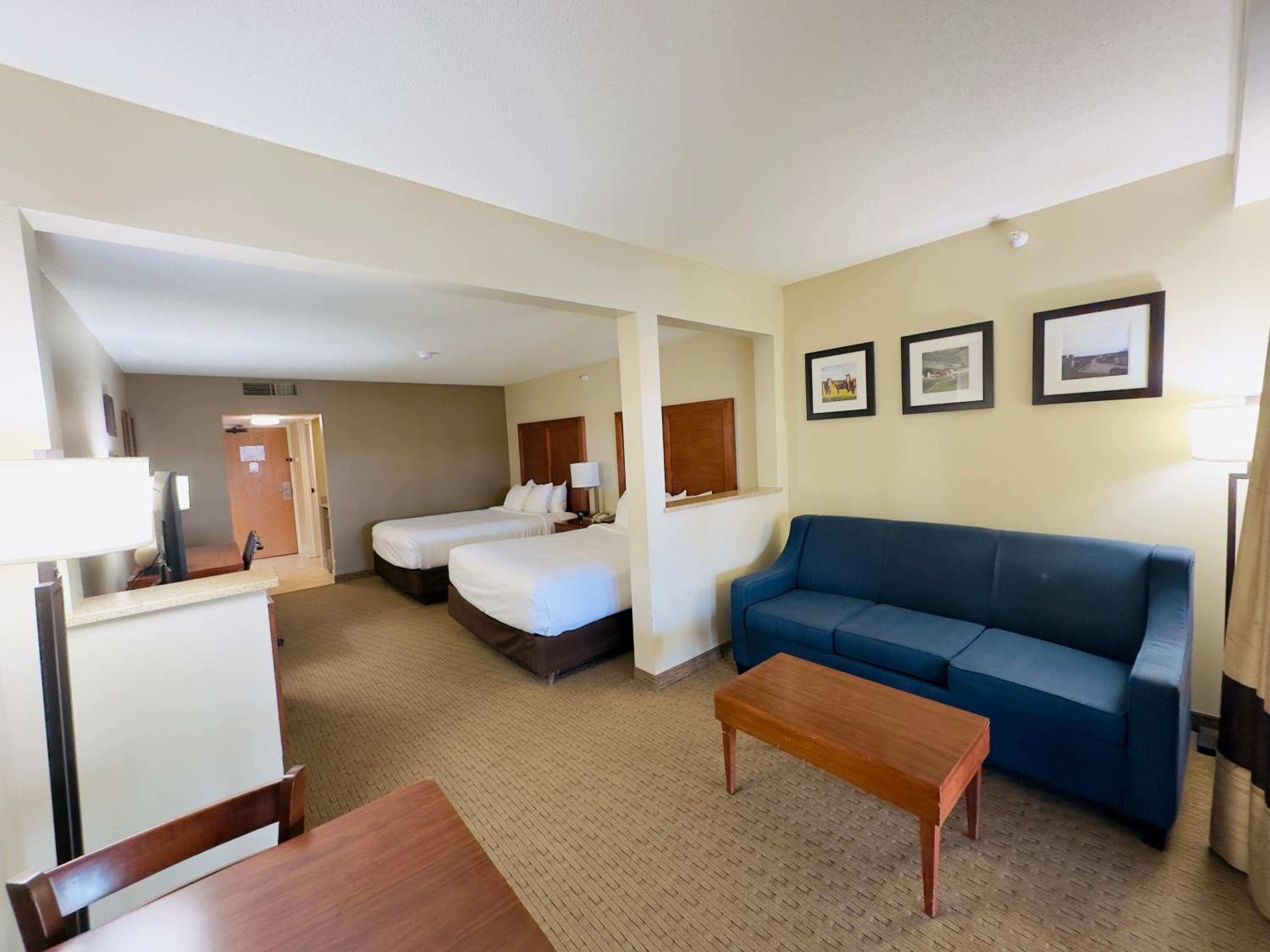 Queen Room with Two Queen Beds - Non-Smoking/Poolside - Photo 8