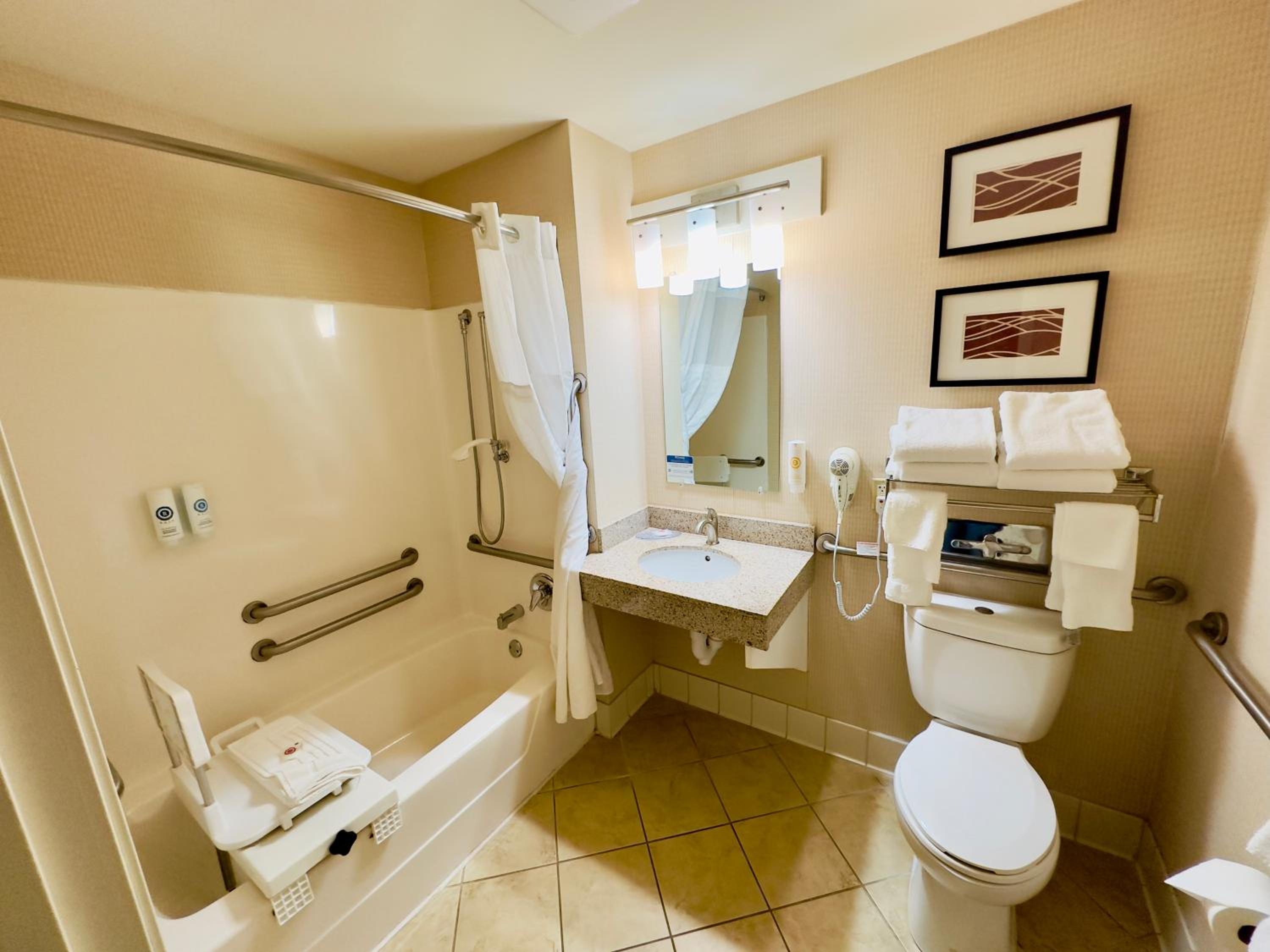 Queen Room with Two Queen Beds and Roll in Shower - Accessible/Non-Smoking photo 3
