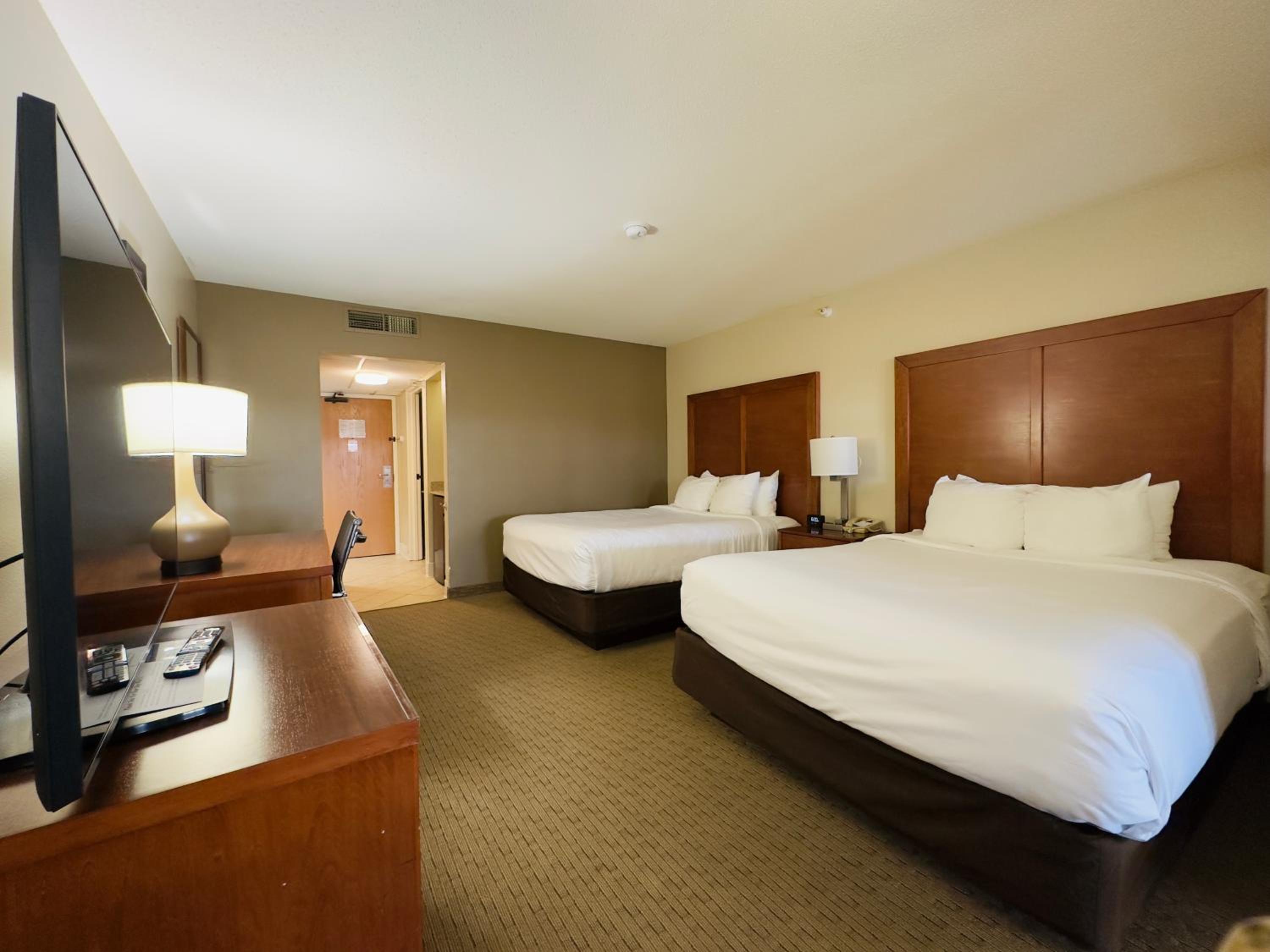 Queen Room with Two Queen Beds - Non-Smoking/Poolside - Photo 10