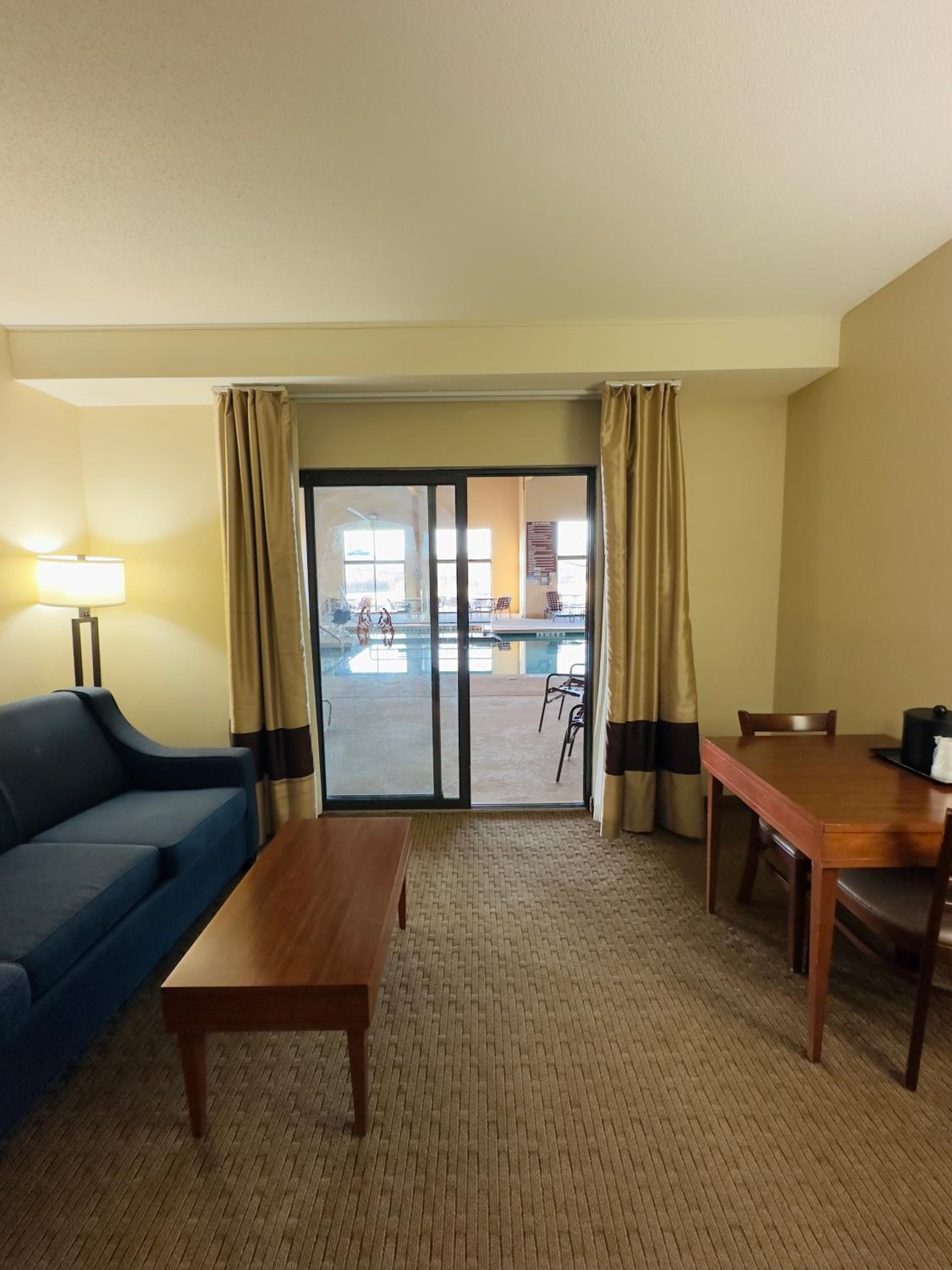 Queen Room with Two Queen Beds - Non-Smoking/Poolside - Photo 7