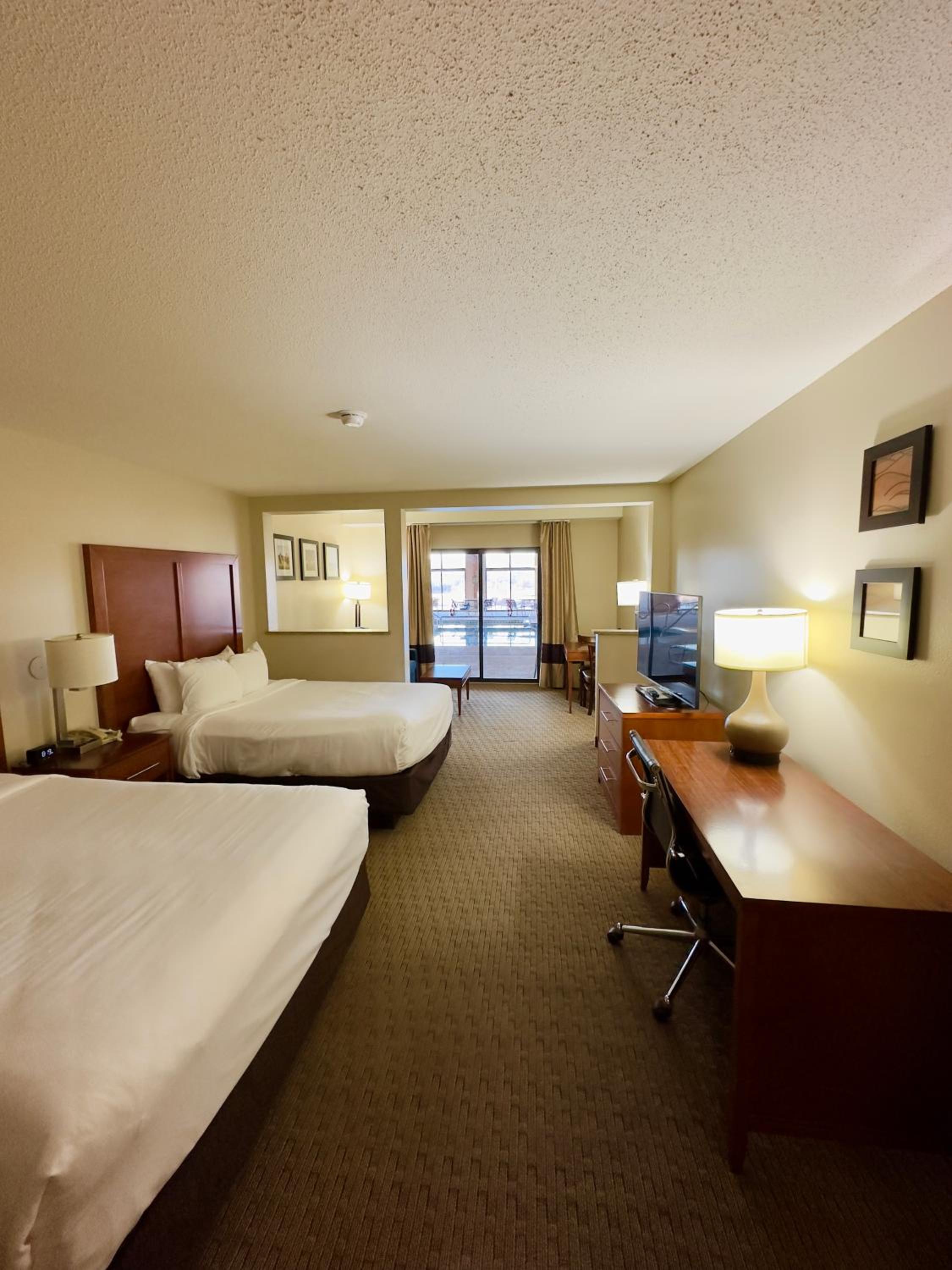 Queen Room with Two Queen Beds - Non-Smoking/Poolside - Photo 5