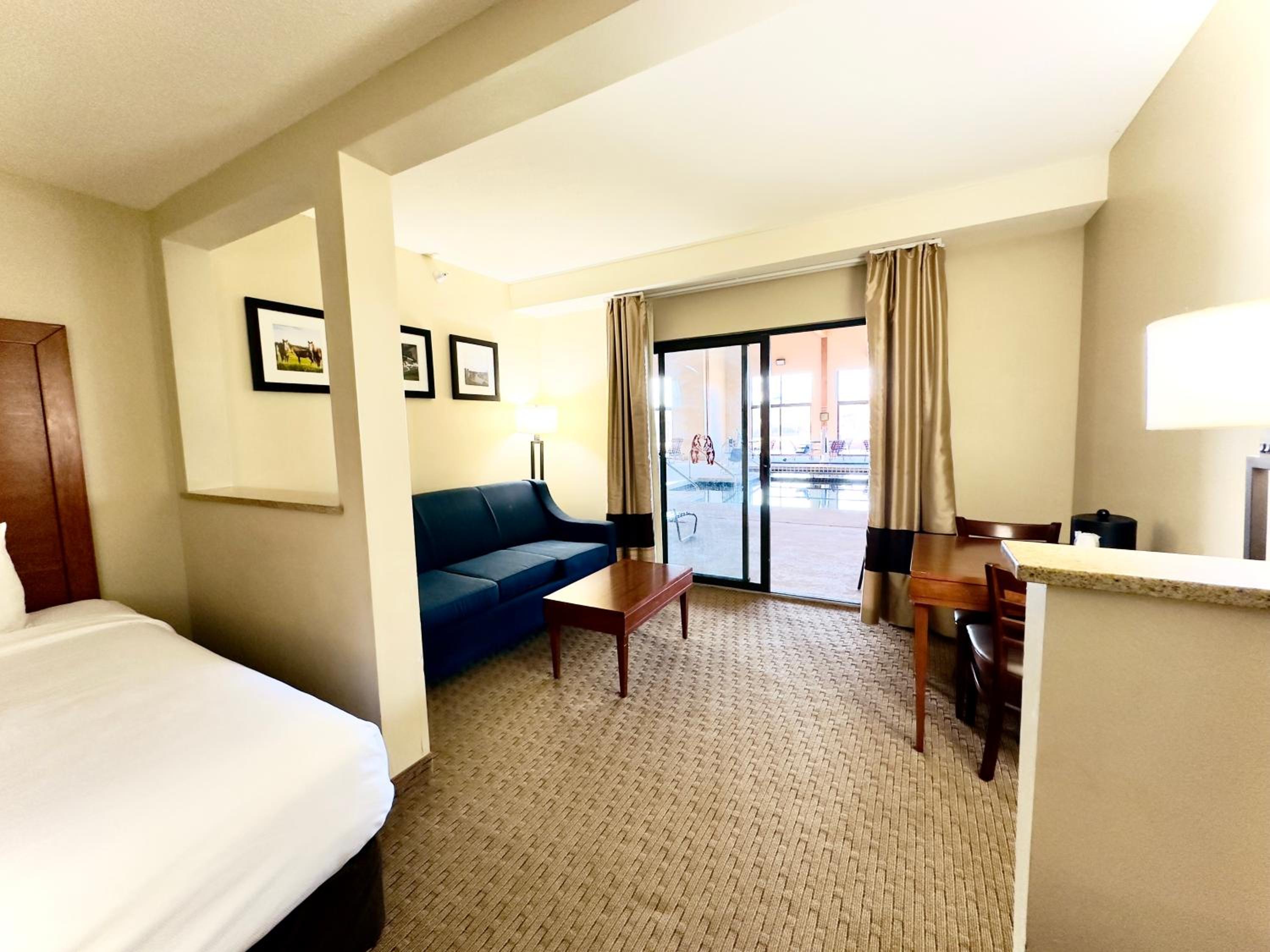 Queen Room with Two Queen Beds - Non-Smoking/Poolside - Photo 6