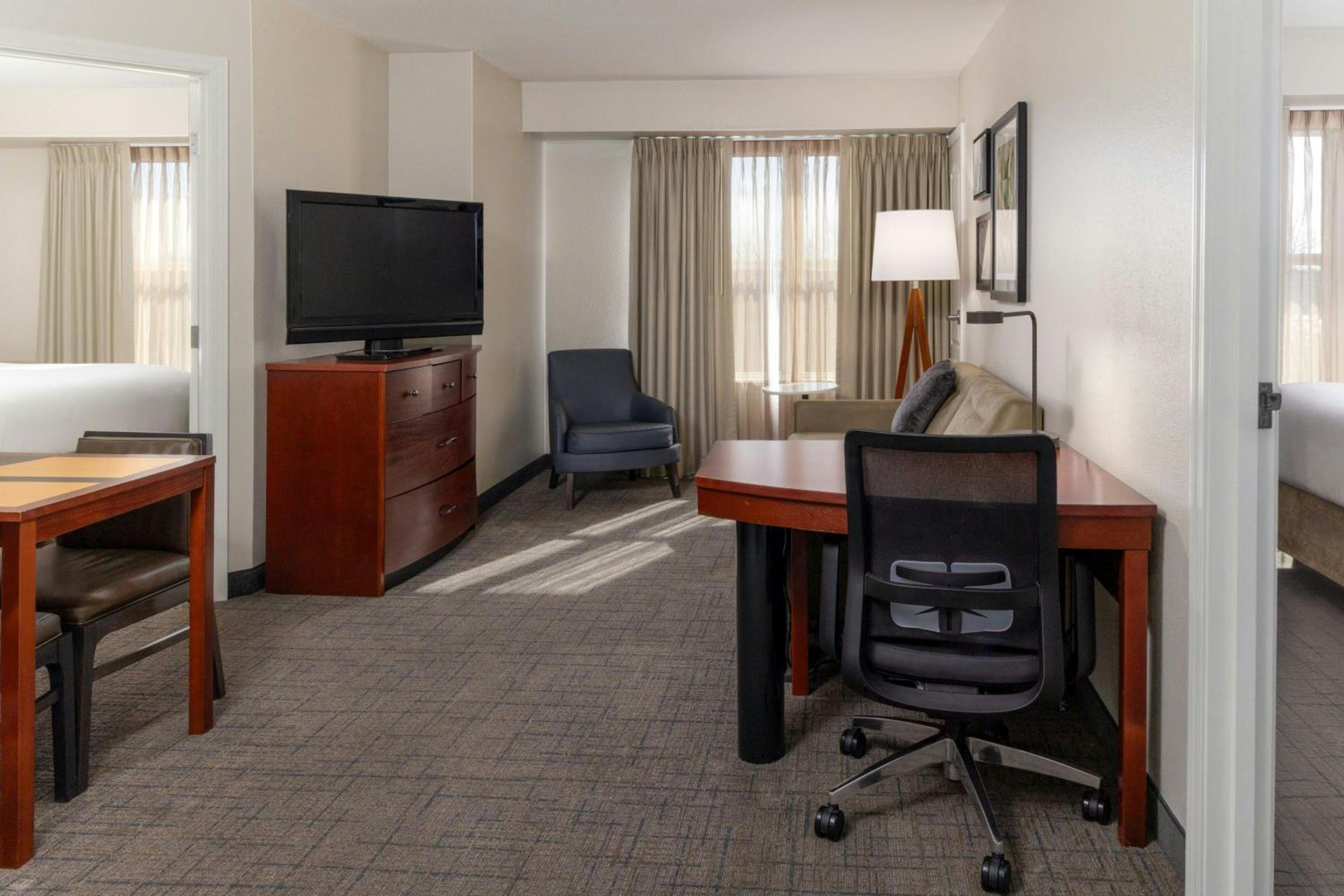 One-Bedroom King Suite with Sofa Bed - Hearing Accessible - Photo 3