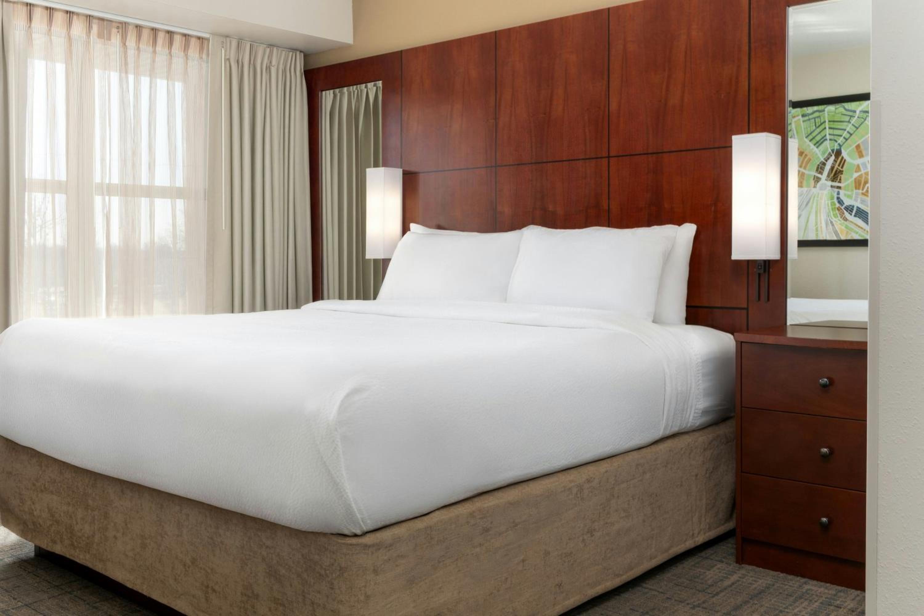 One-Bedroom King Suite with Sofa Bed - Hearing Accessible - Photo 4