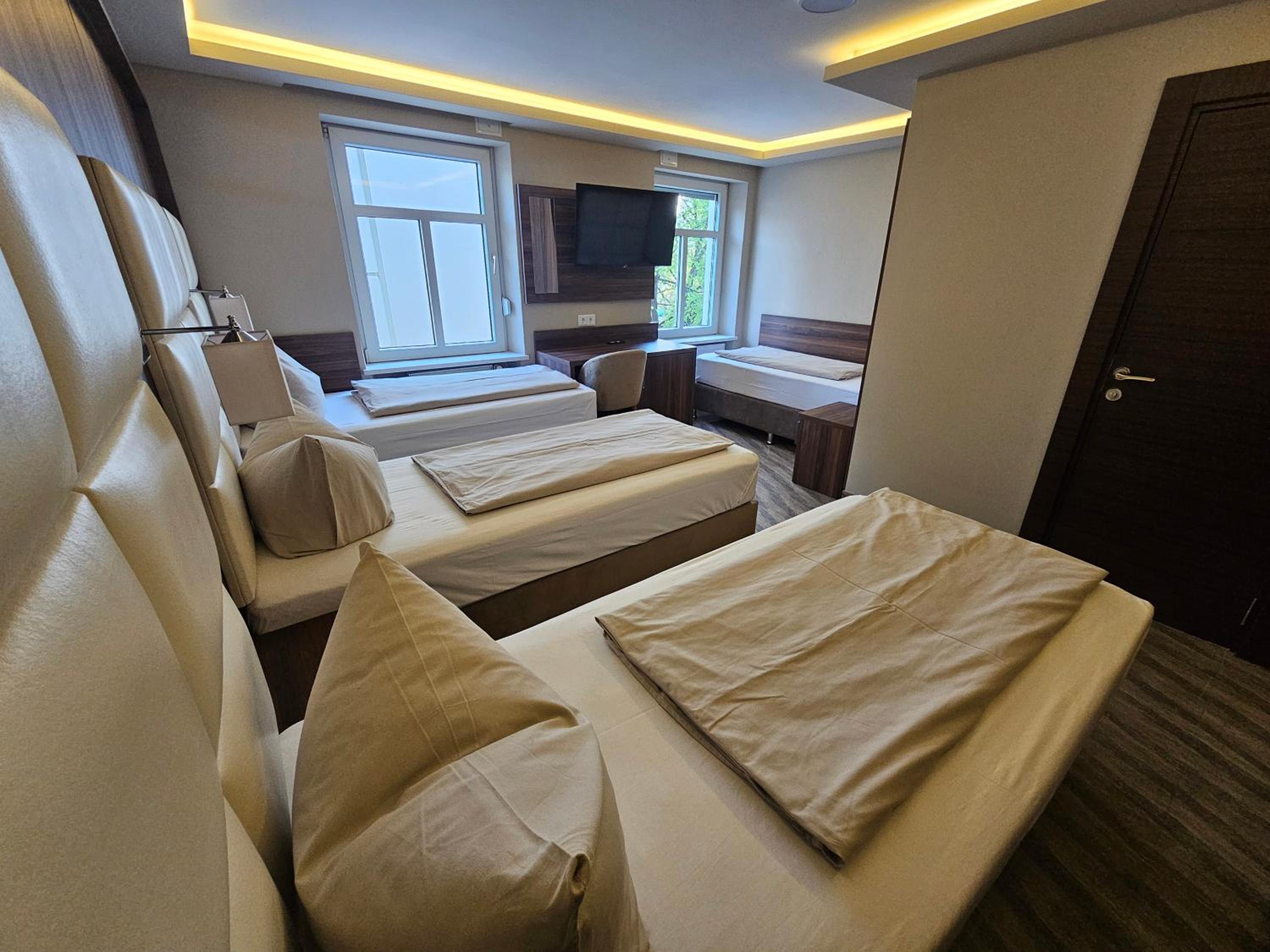Quiet Quadruple Room with Courtyard View - Photo 2