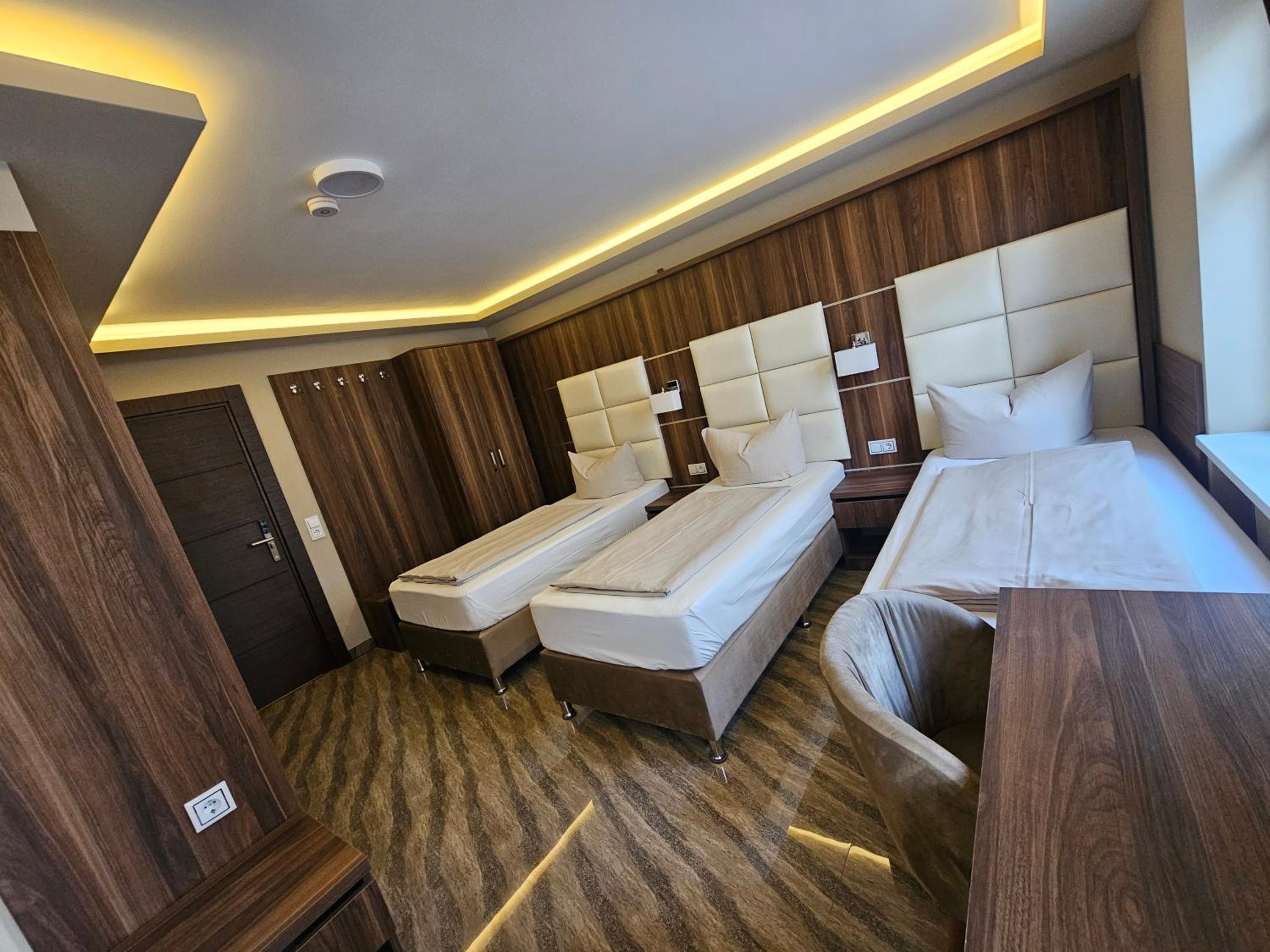 Quiet Quadruple Room with Courtyard View - Photo 6