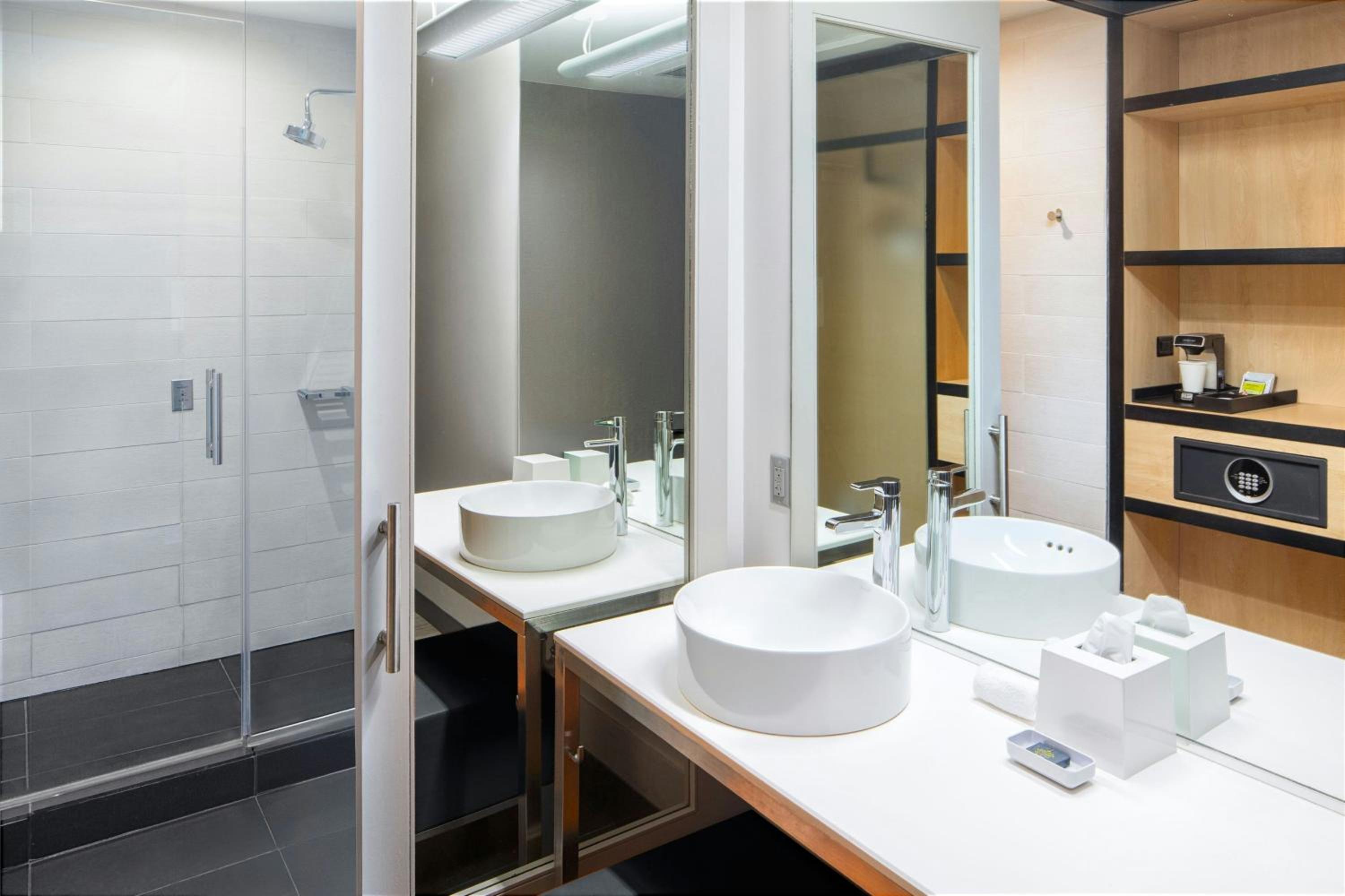King Room with Adapted Tub - Mobility Accessible photo 2