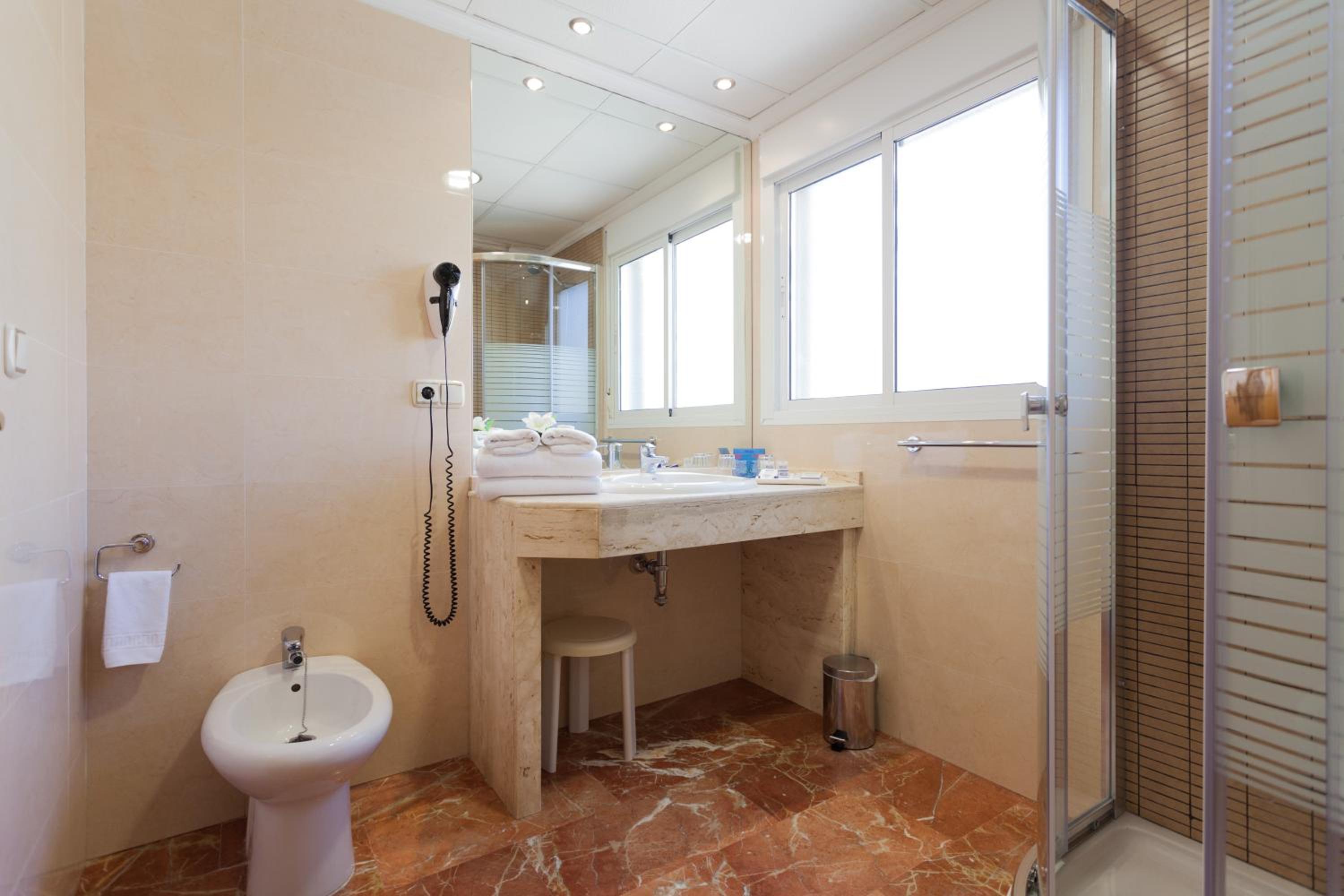 Double Room with Side Sea View - Photo 2