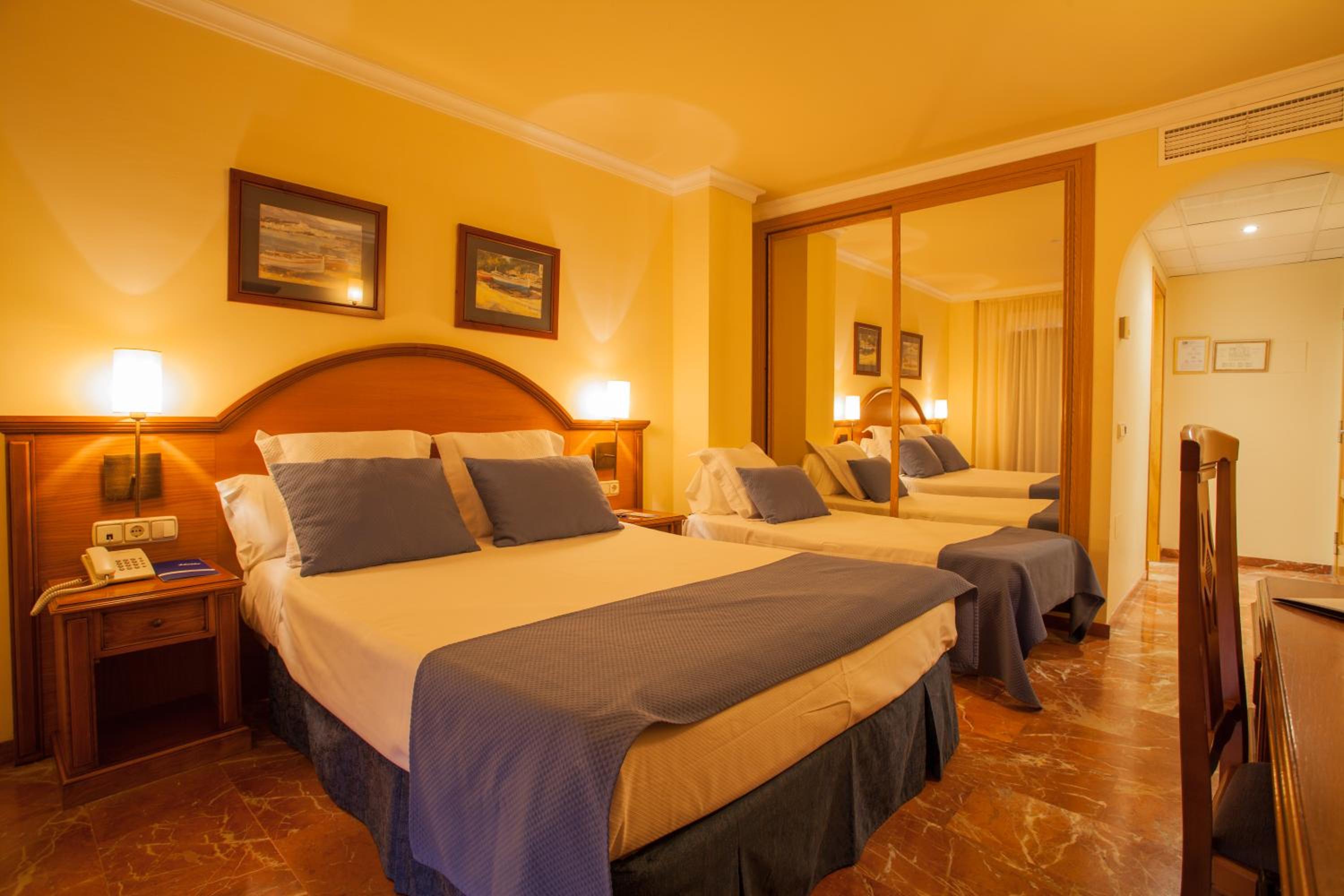 Double Room with Extra Bed with Side Sea View - Photo 3