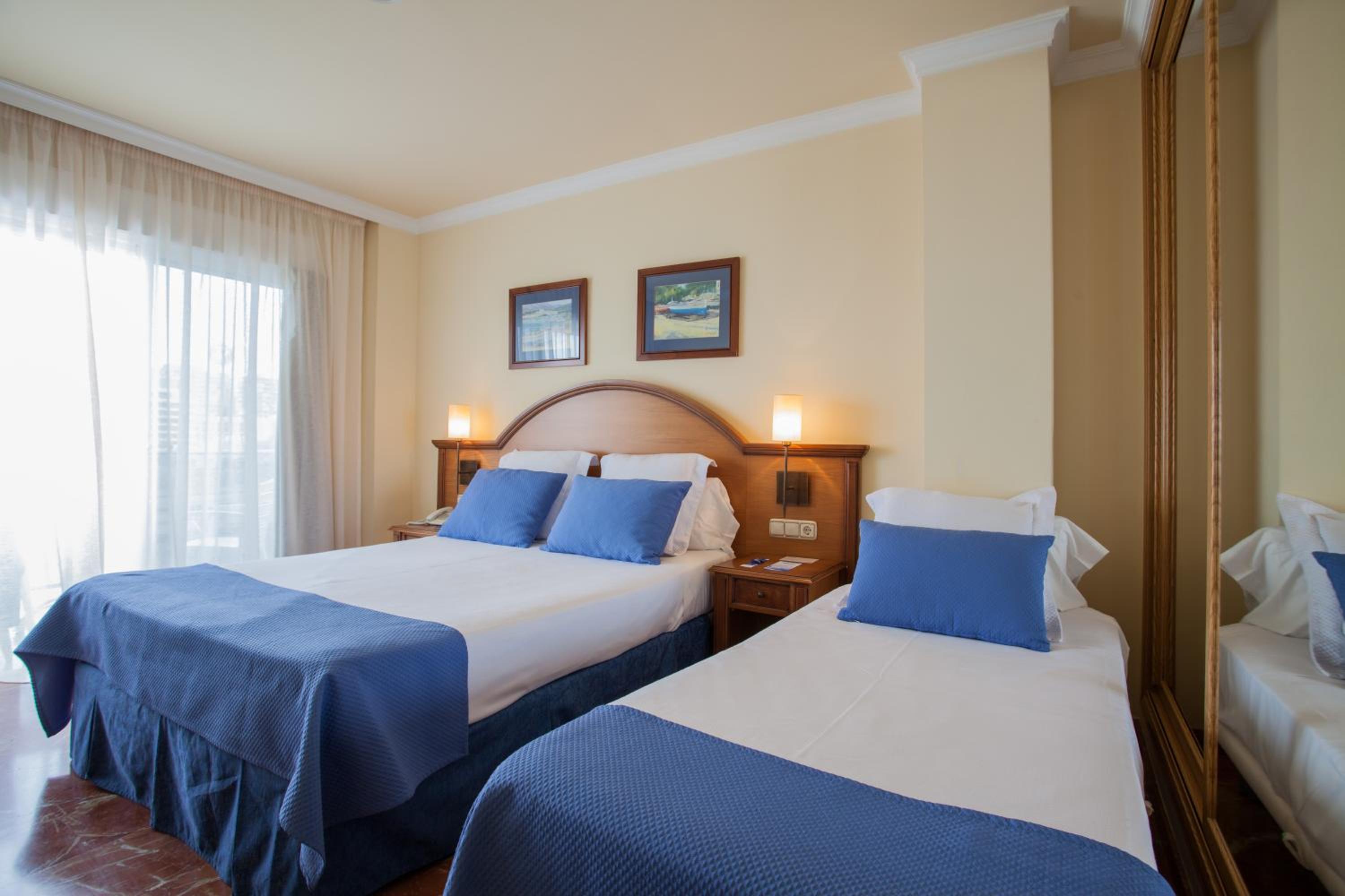 Double Room with Extra Bed with Side Sea View - Photo 1