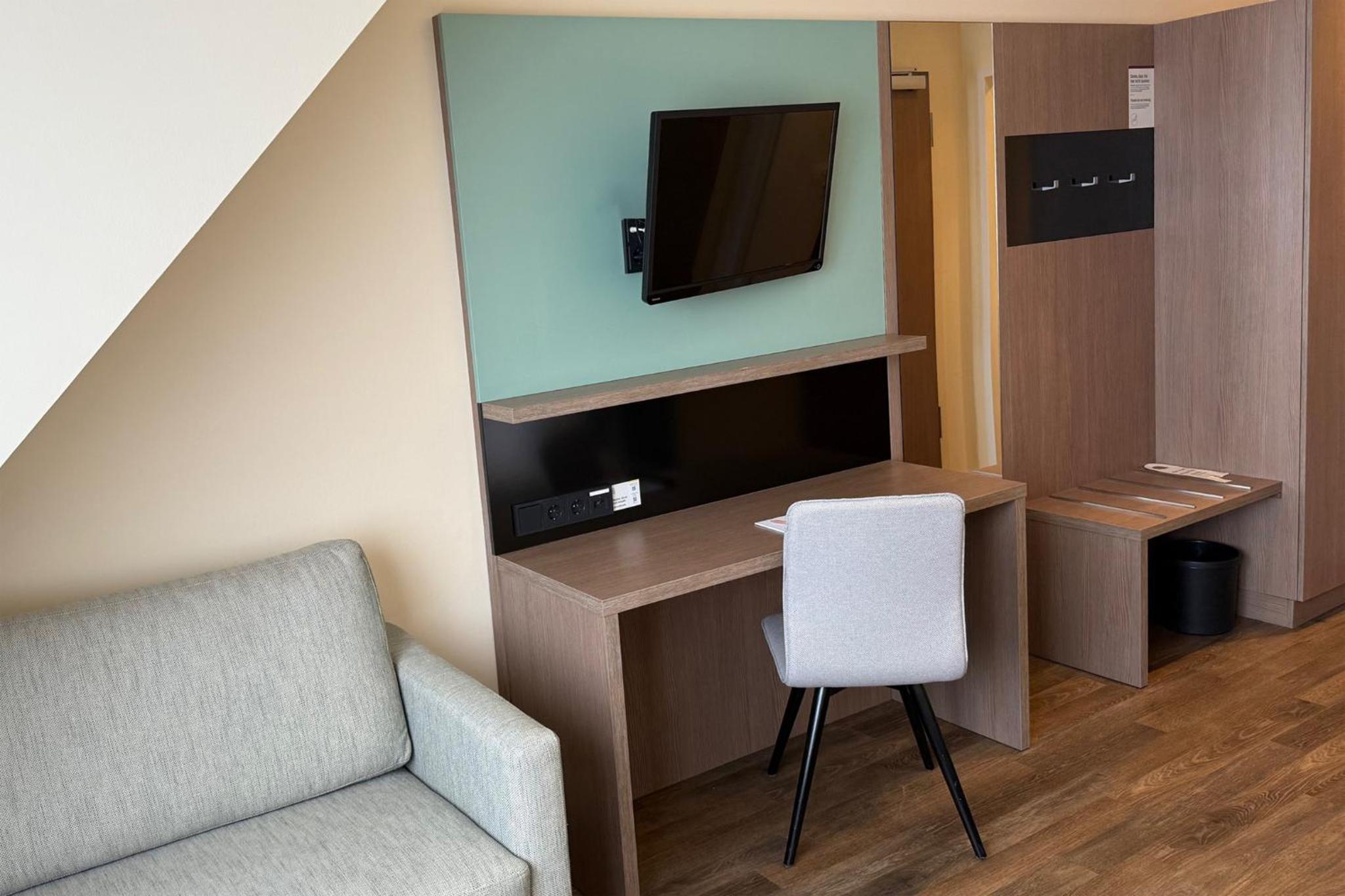 Standard Family Twin Room with Sofa Bed photo 2