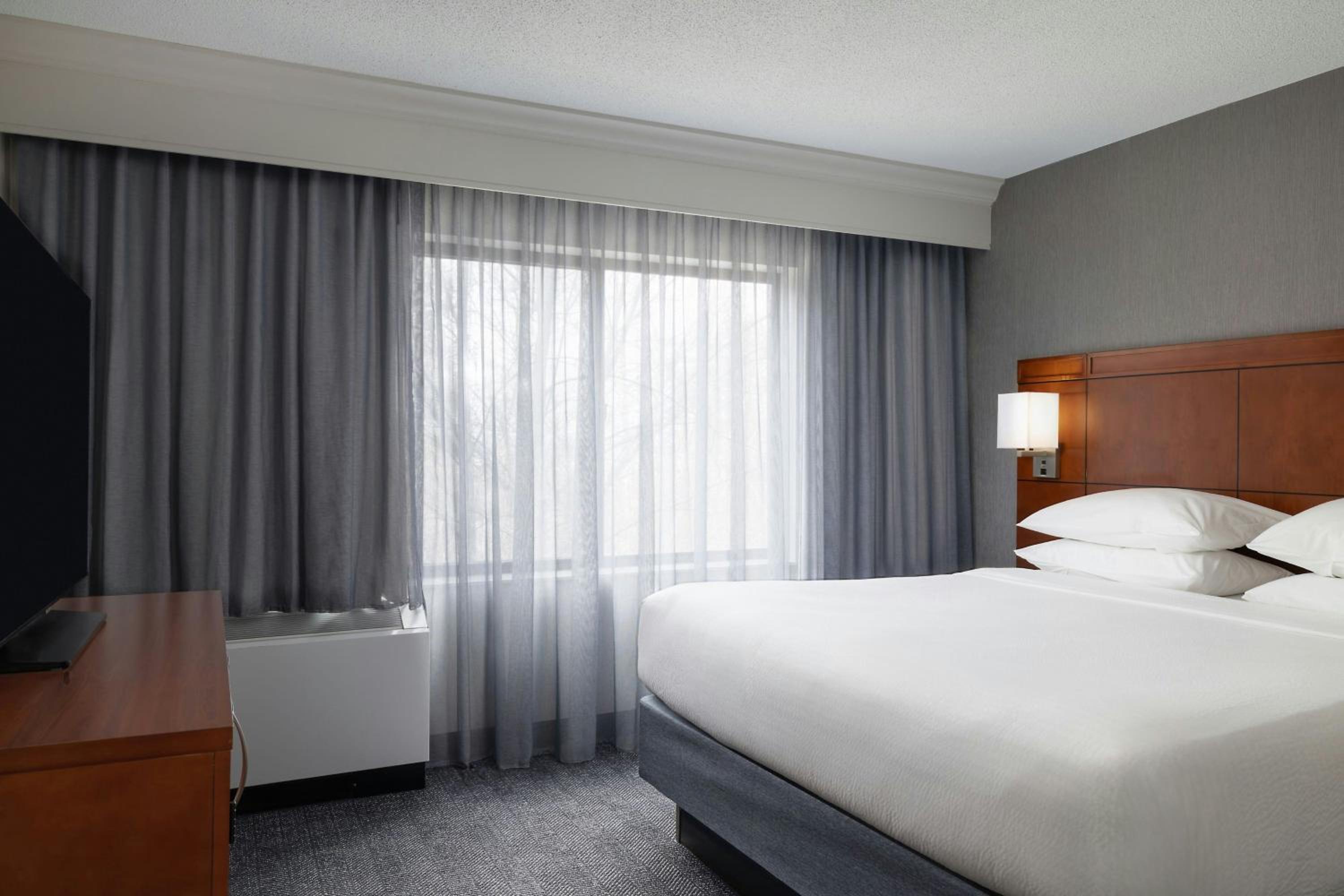 King Room with Roll-In Shower - Mobility Accessible - Photo 2