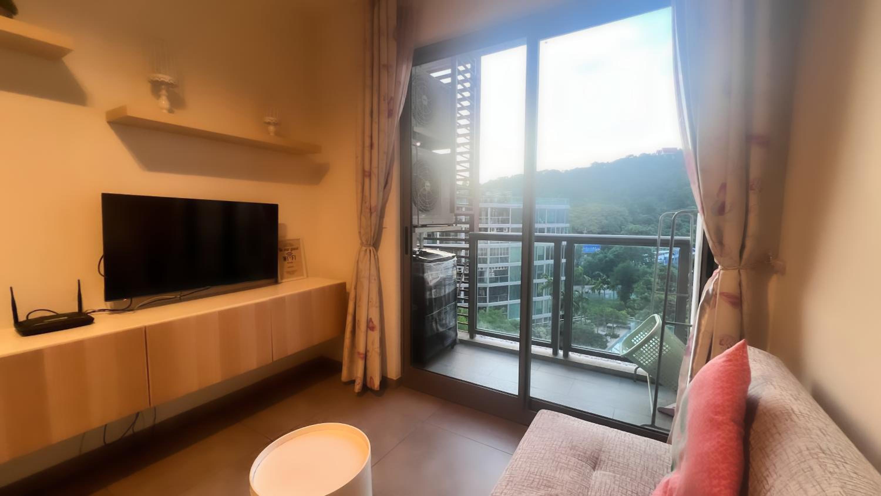 One-Bedroom Apartment with Balcony and Mountain View   photo 1