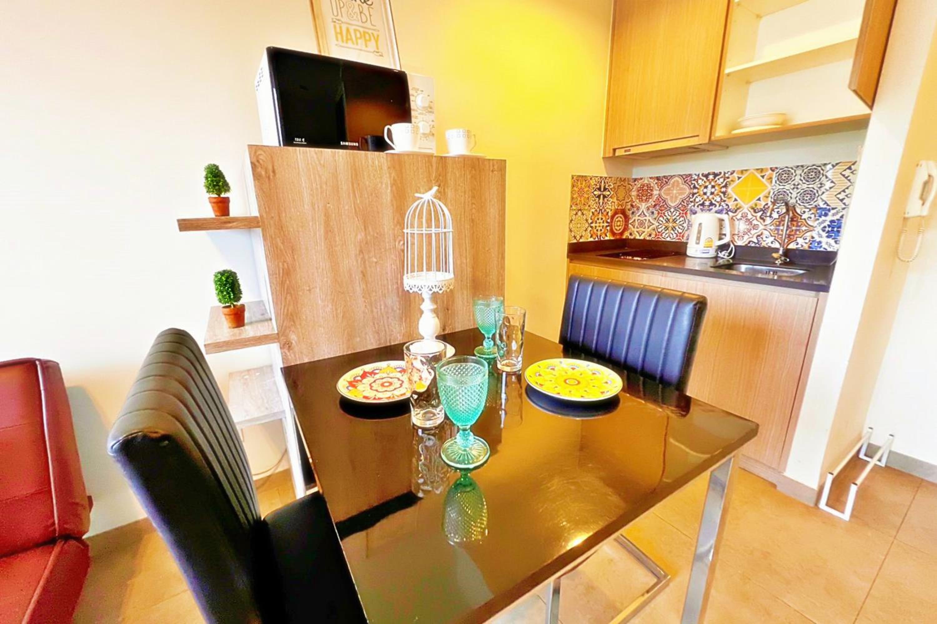One-Bedroom Apartment with Balcony and Mountain View   photo 3