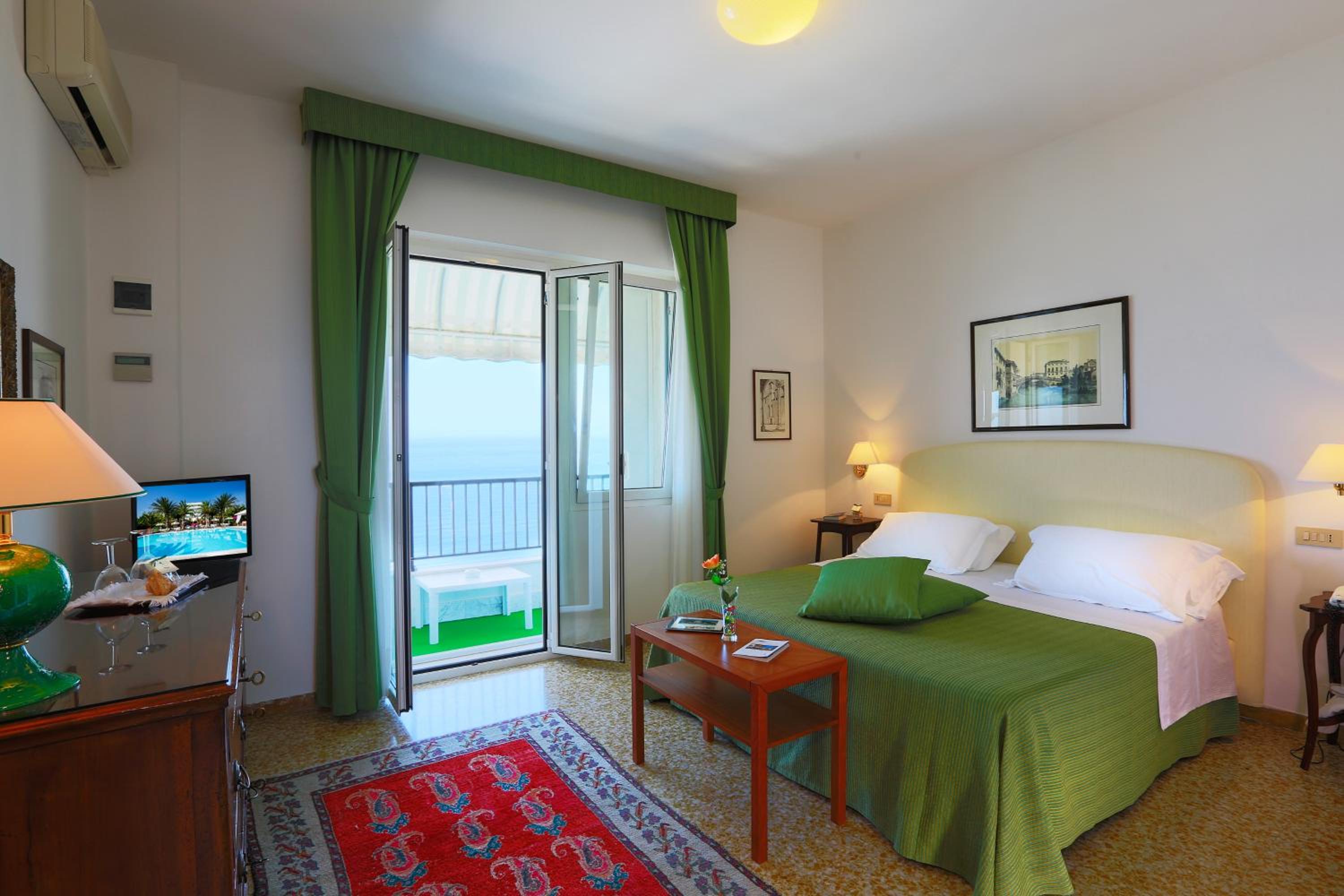Superior Double or Twin Room with Balcony and Sea View - Photo 12