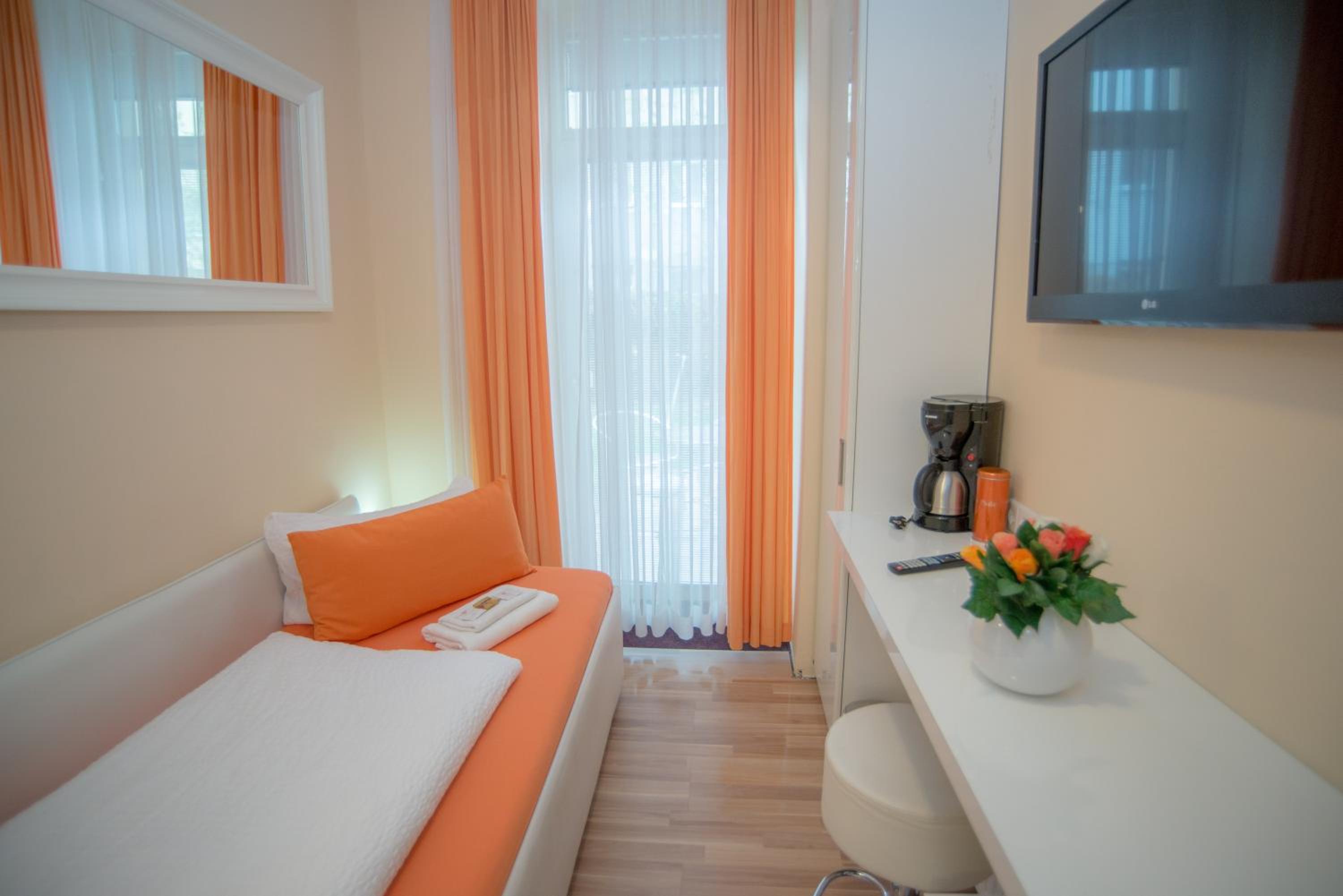 Single Room photo 2