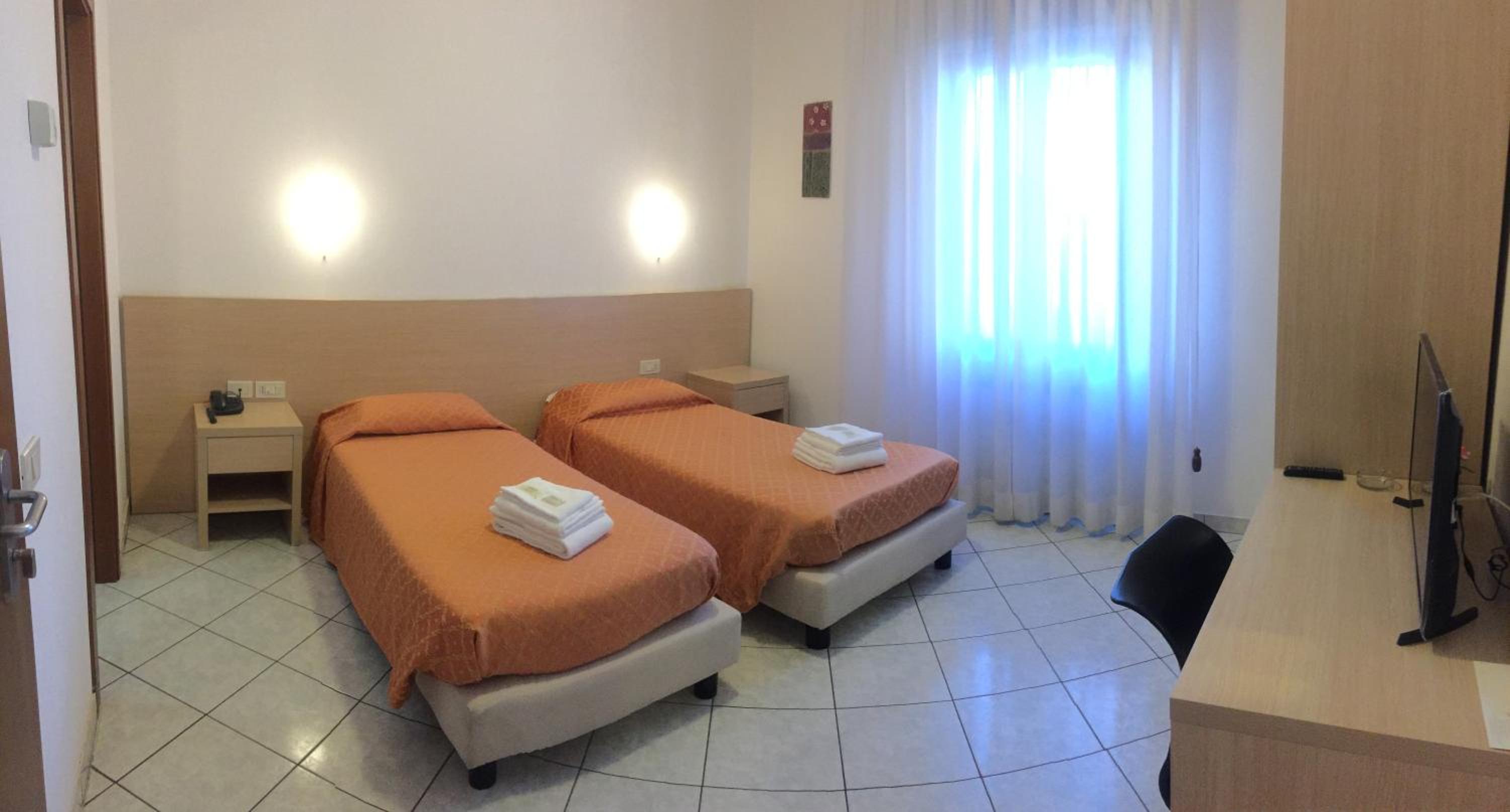 Twin Room - Photo 8