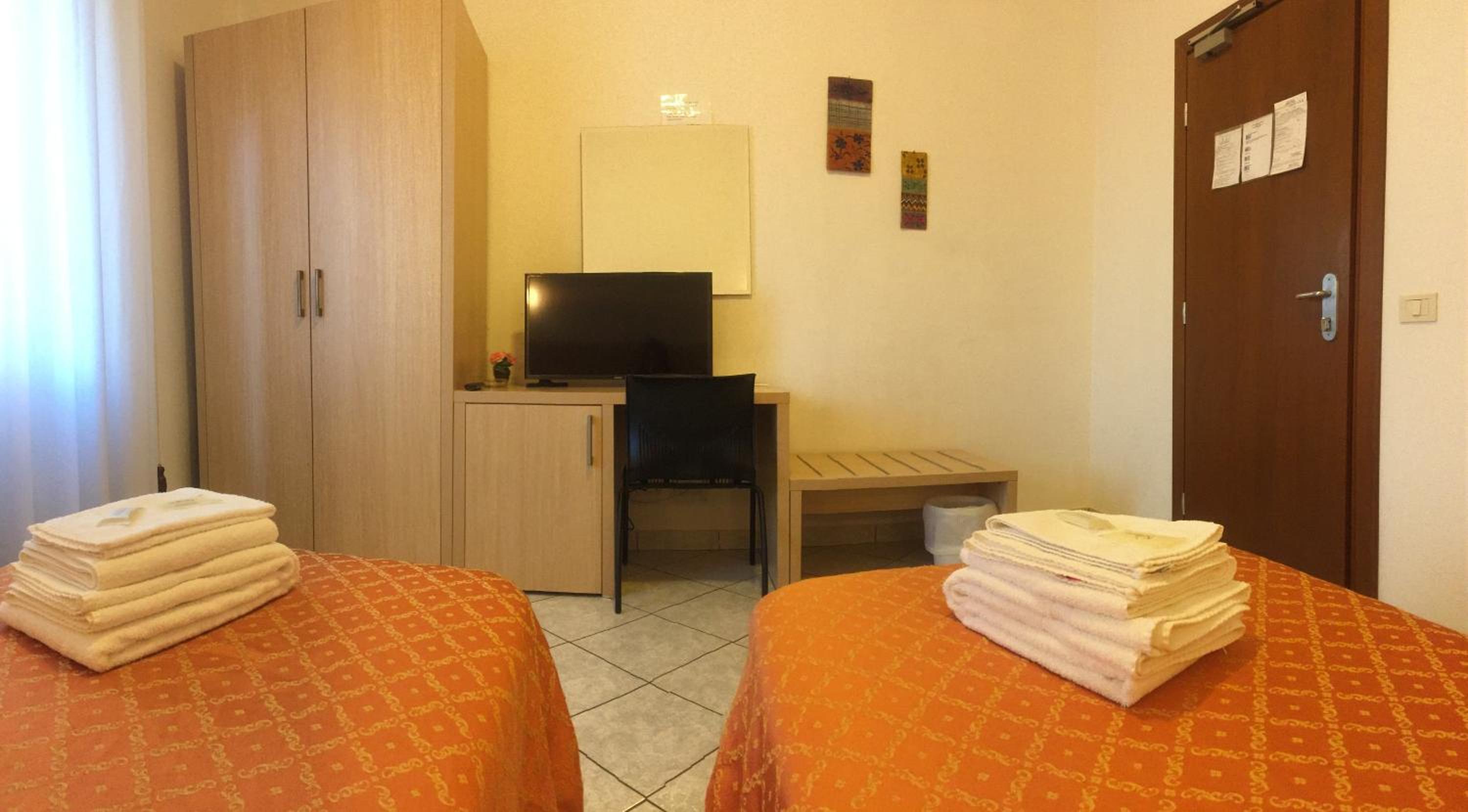 Twin Room - Photo 2