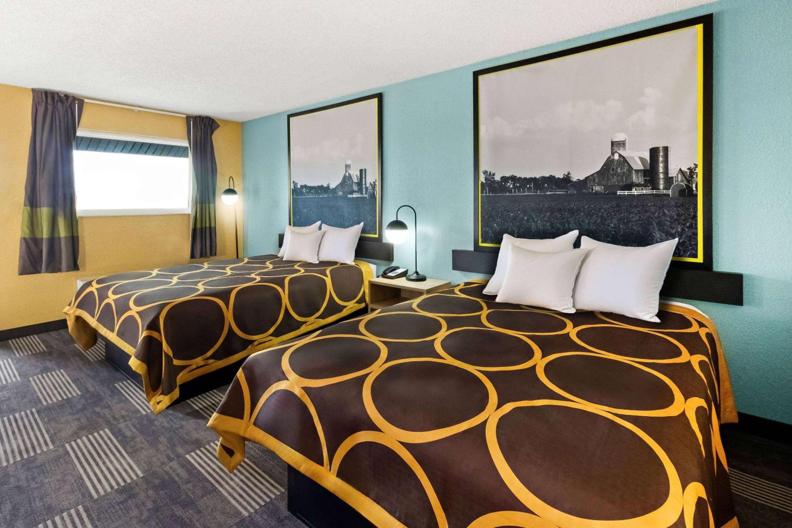 Queen Room with Two Queen Beds - Non-Smoking - Photo 1