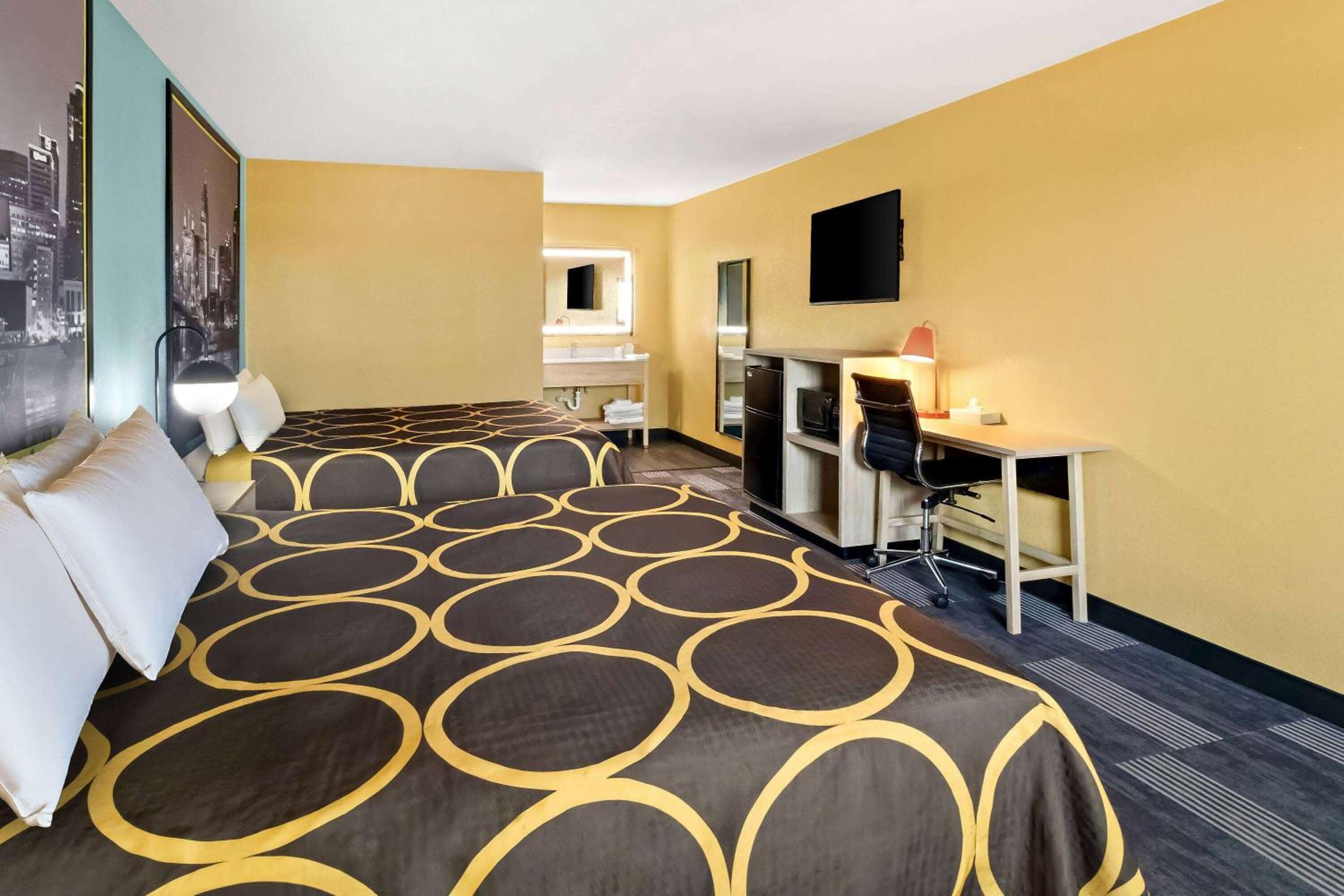 Queen Room with Two Queen Beds - Non-Smoking - Photo 2