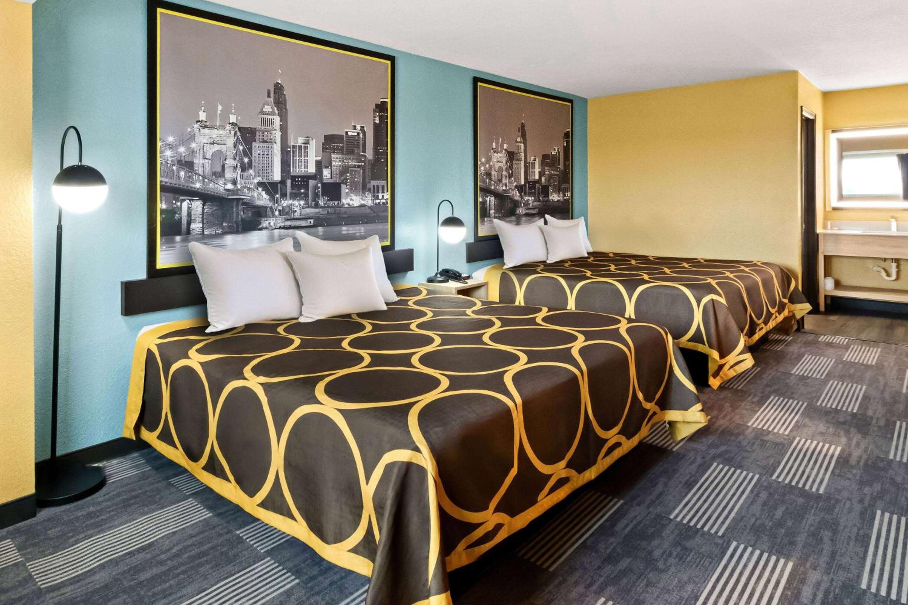 Queen Room with Two Queen Beds - Non-Smoking - Photo 4