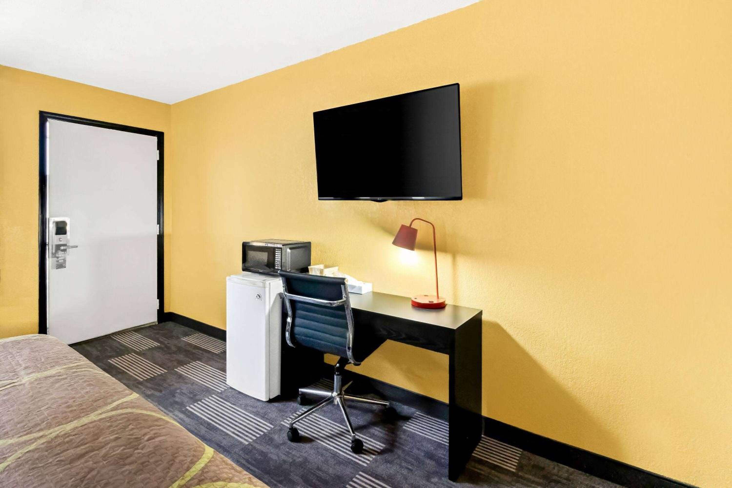 King Room with Roll-in Shower - Mobility Access/Non-Smoking - Photo 3