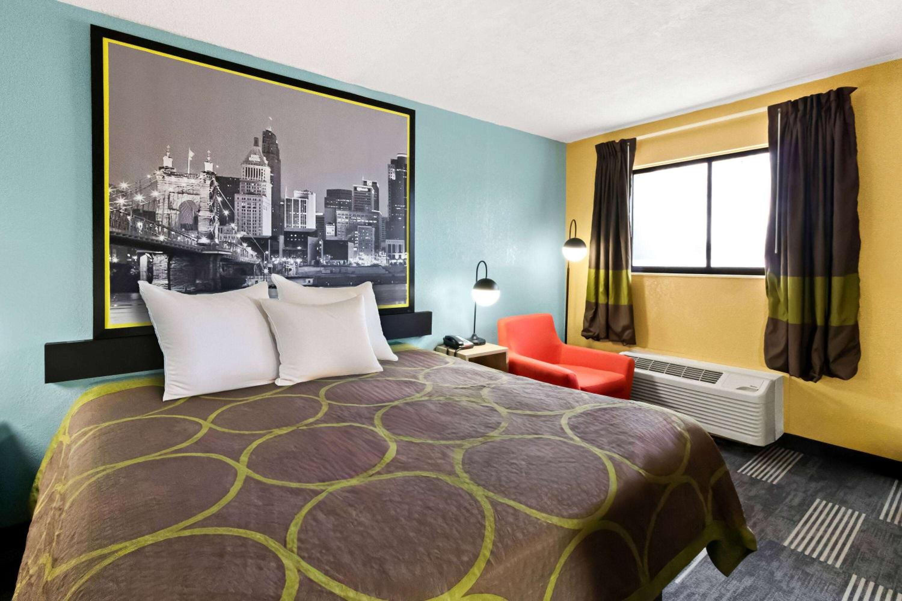 King Room with Roll-in Shower - Mobility Access/Non-Smoking - Photo 4