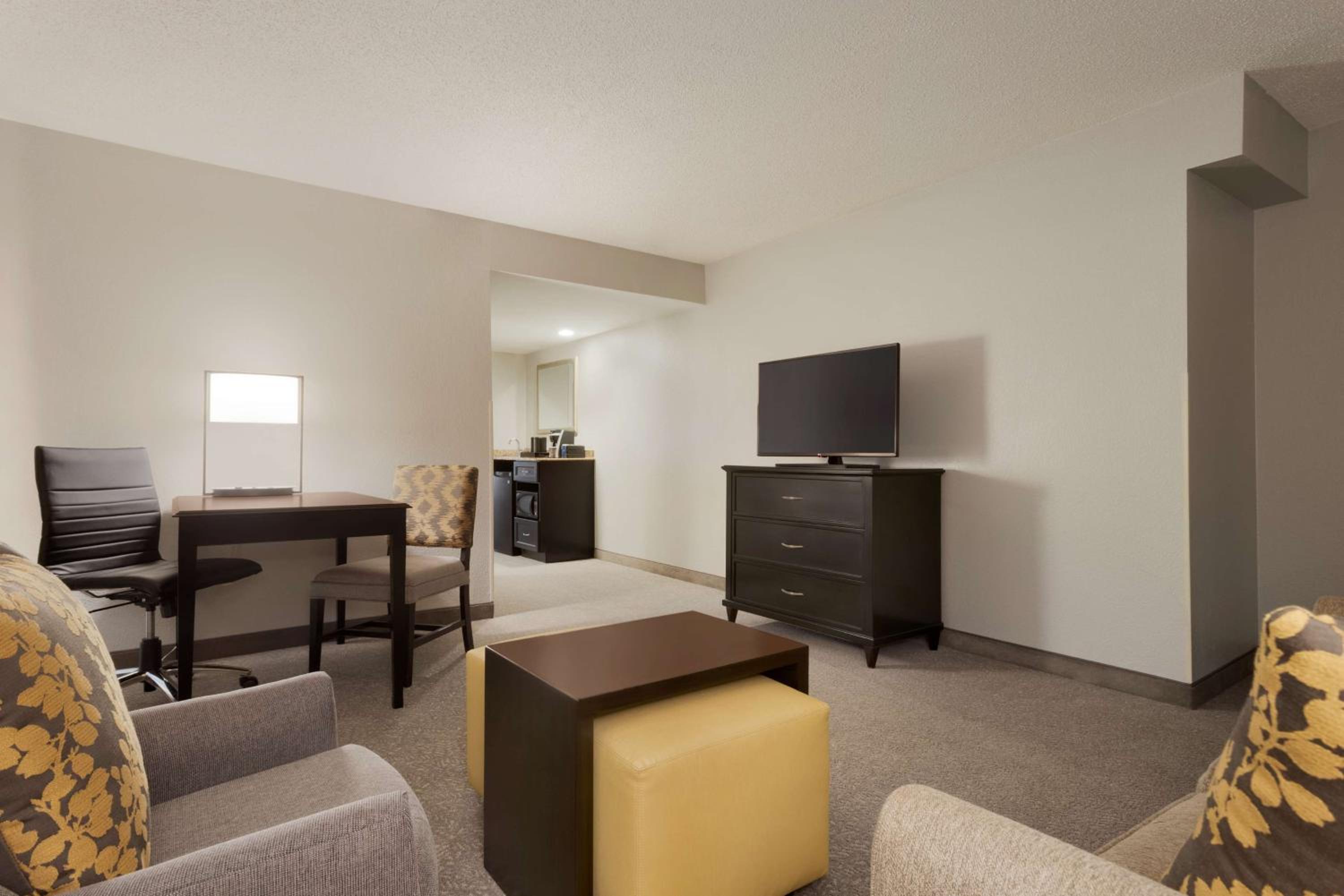Two-Room Corner King Suite - Non-Smoking - Photo 3