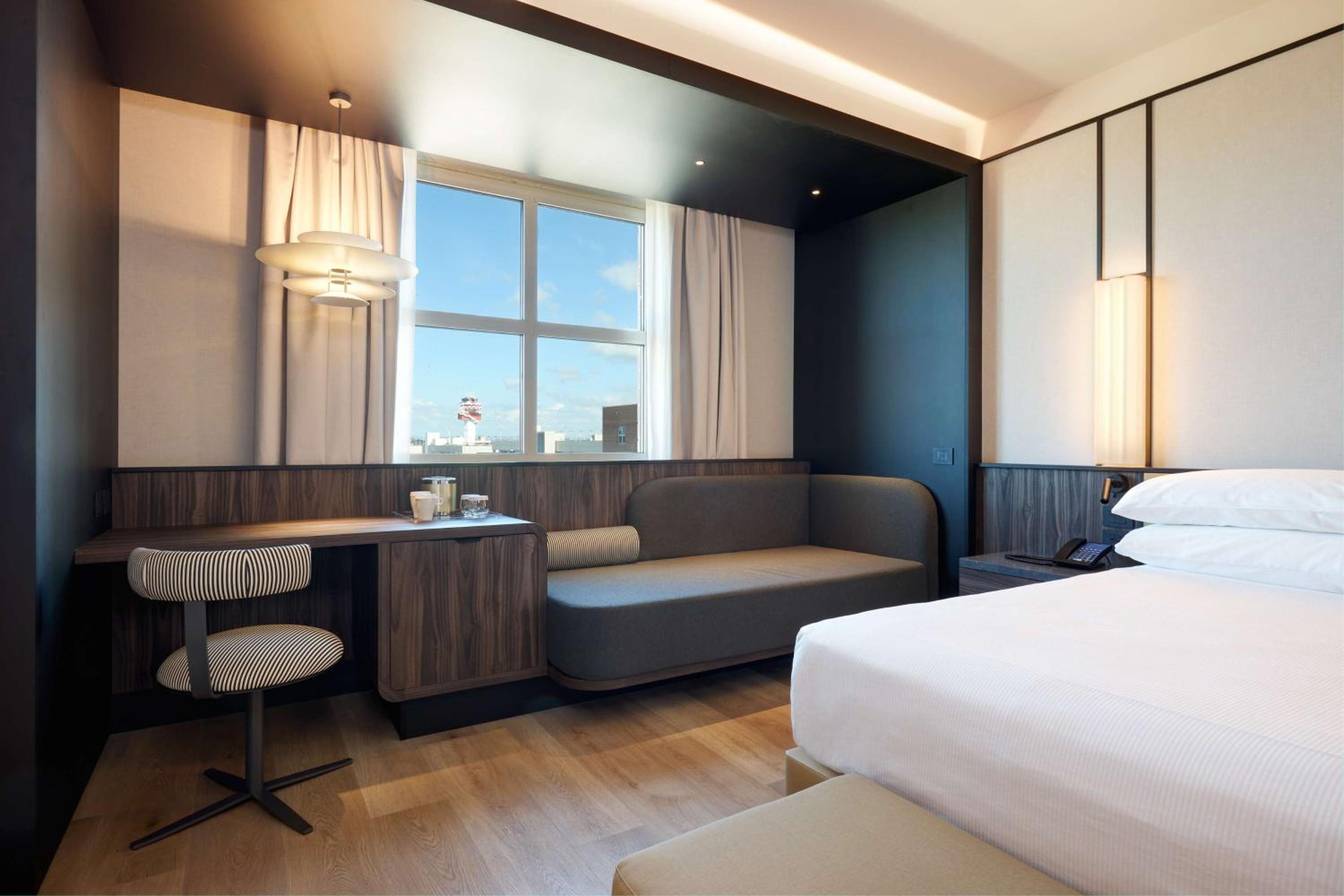 Deluxe King Room - Photo 1