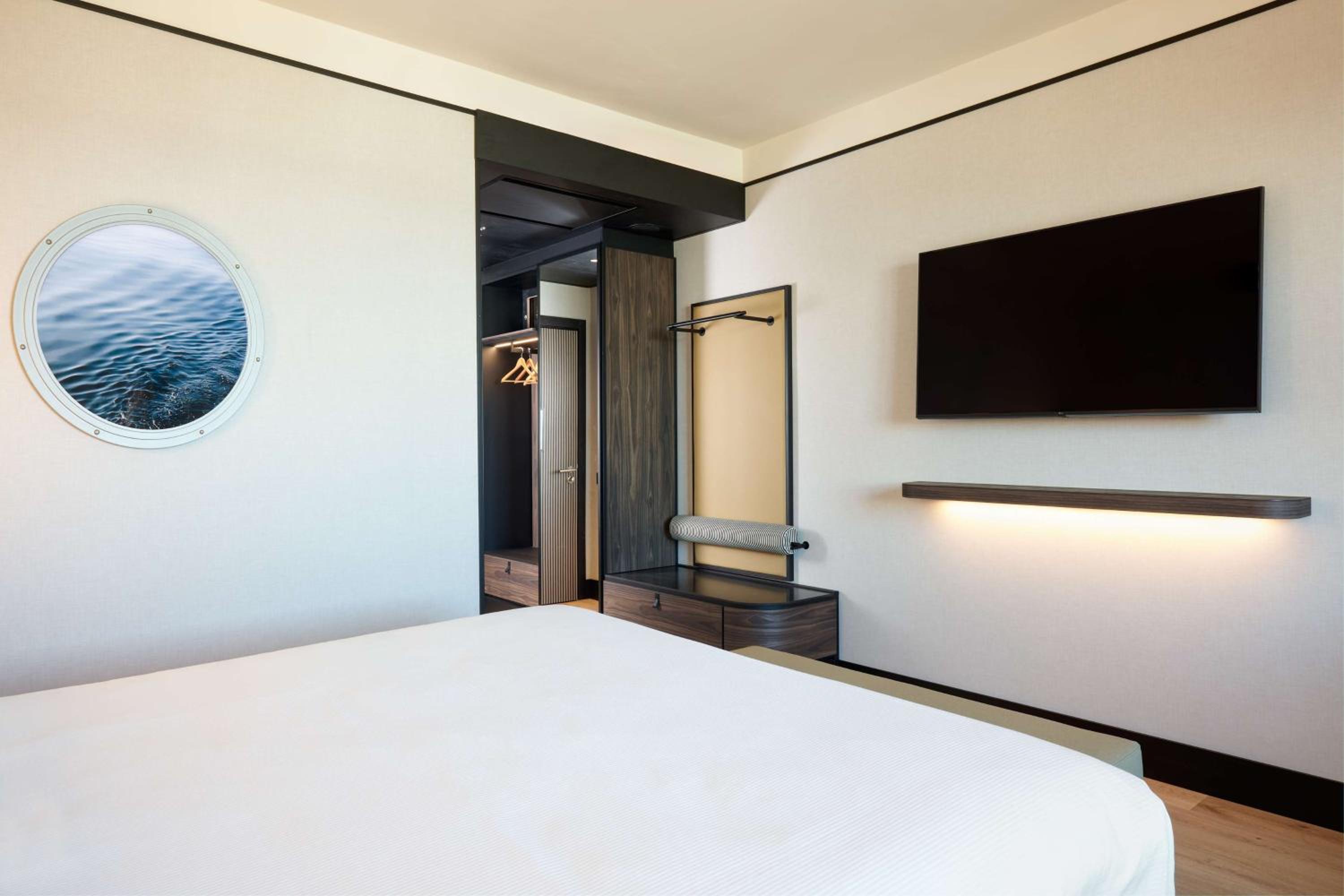 Deluxe King Room - Photo 3