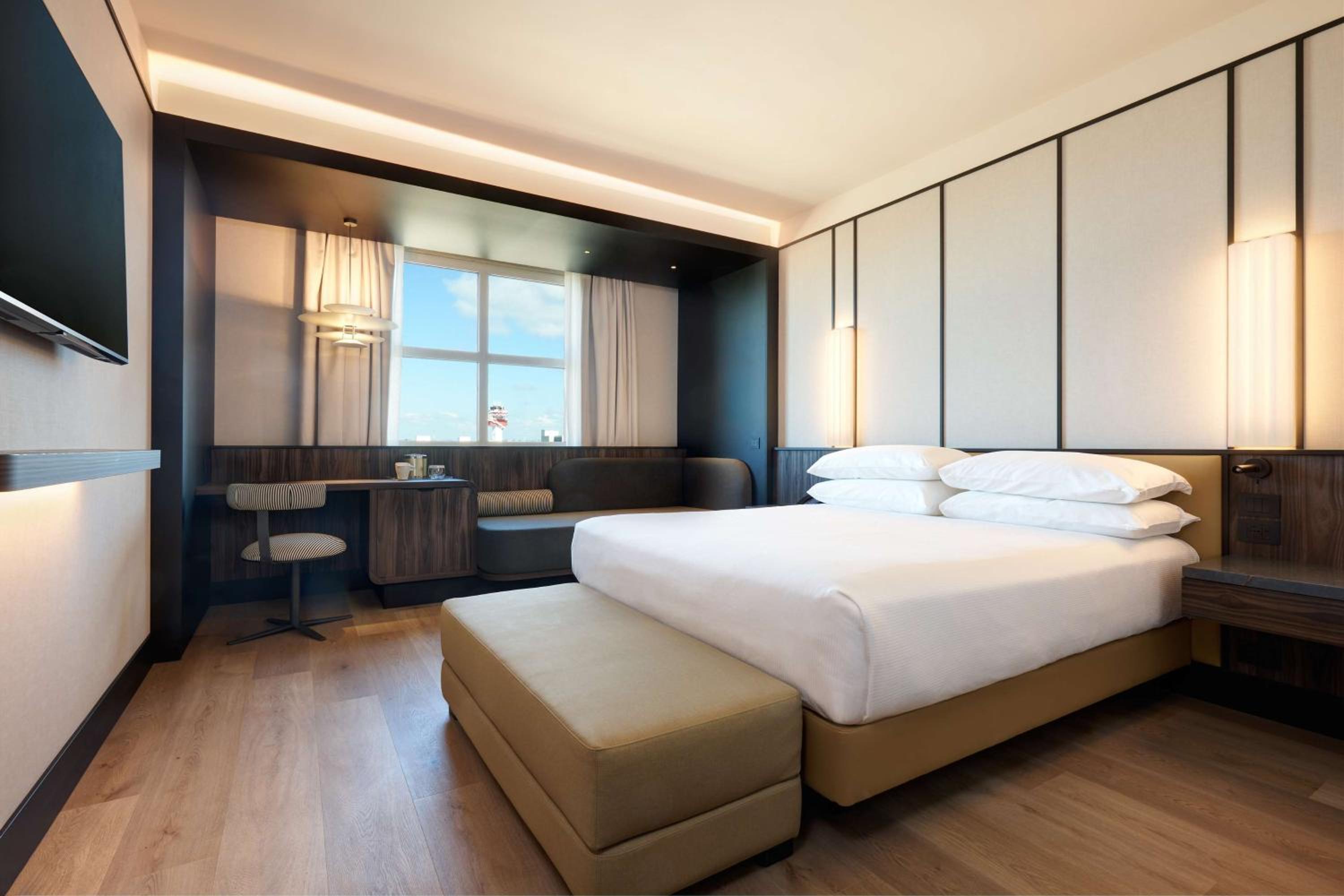 Deluxe King Room - Photo 4