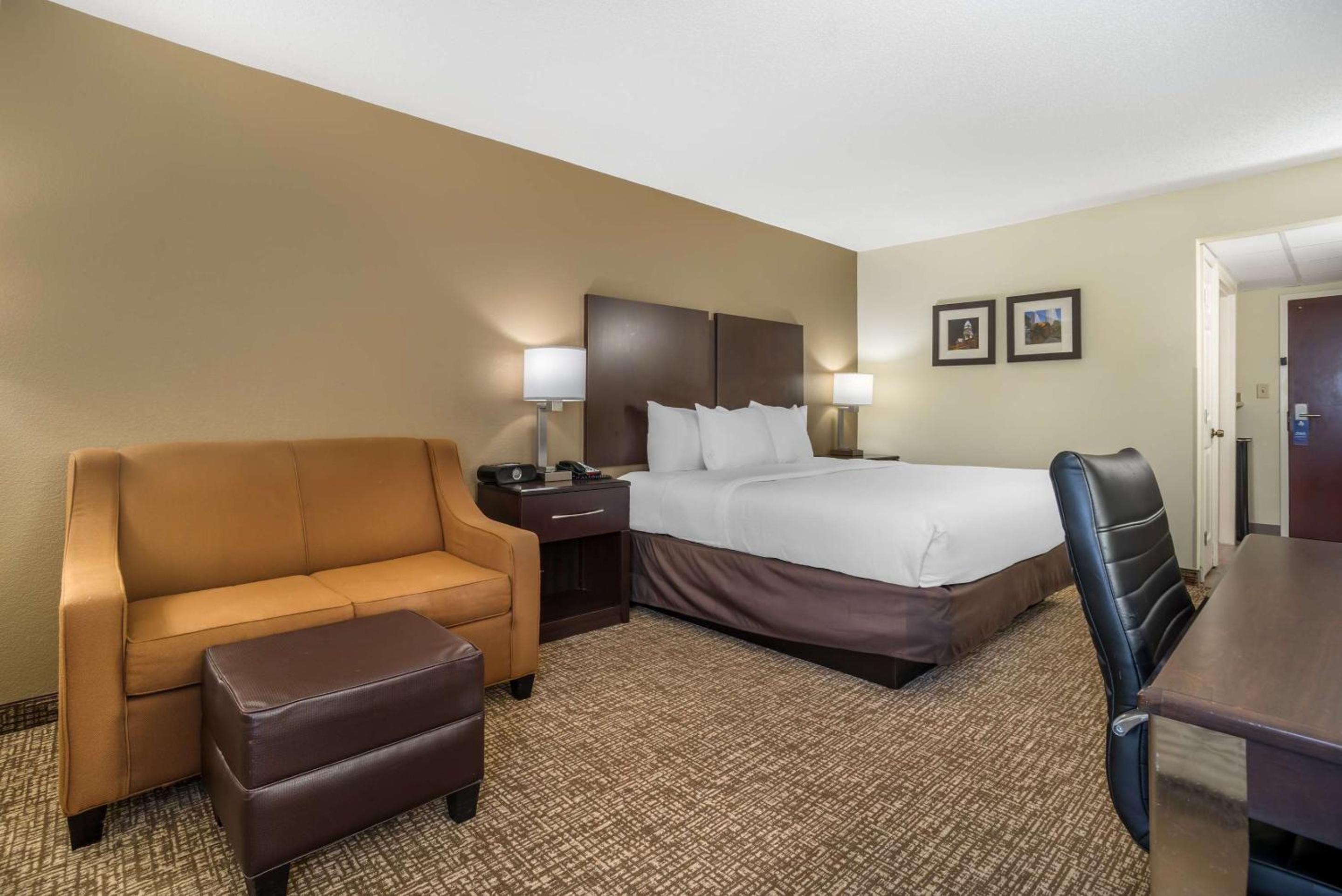 Standard King Room - Non-Smoking  - Photo 2
