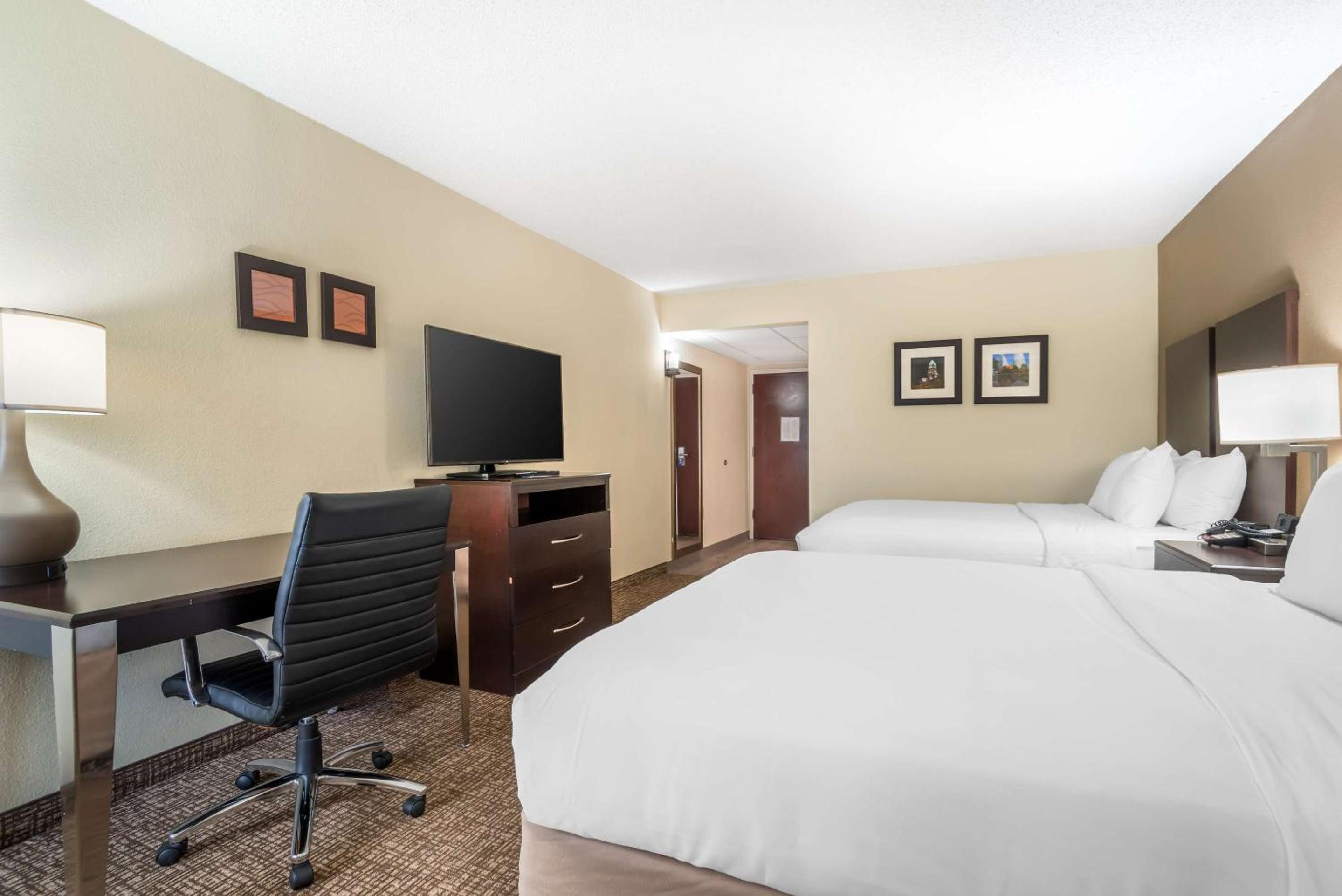 Business Queen Suite with Two Queen Beds - Non Smoking - Photo 3