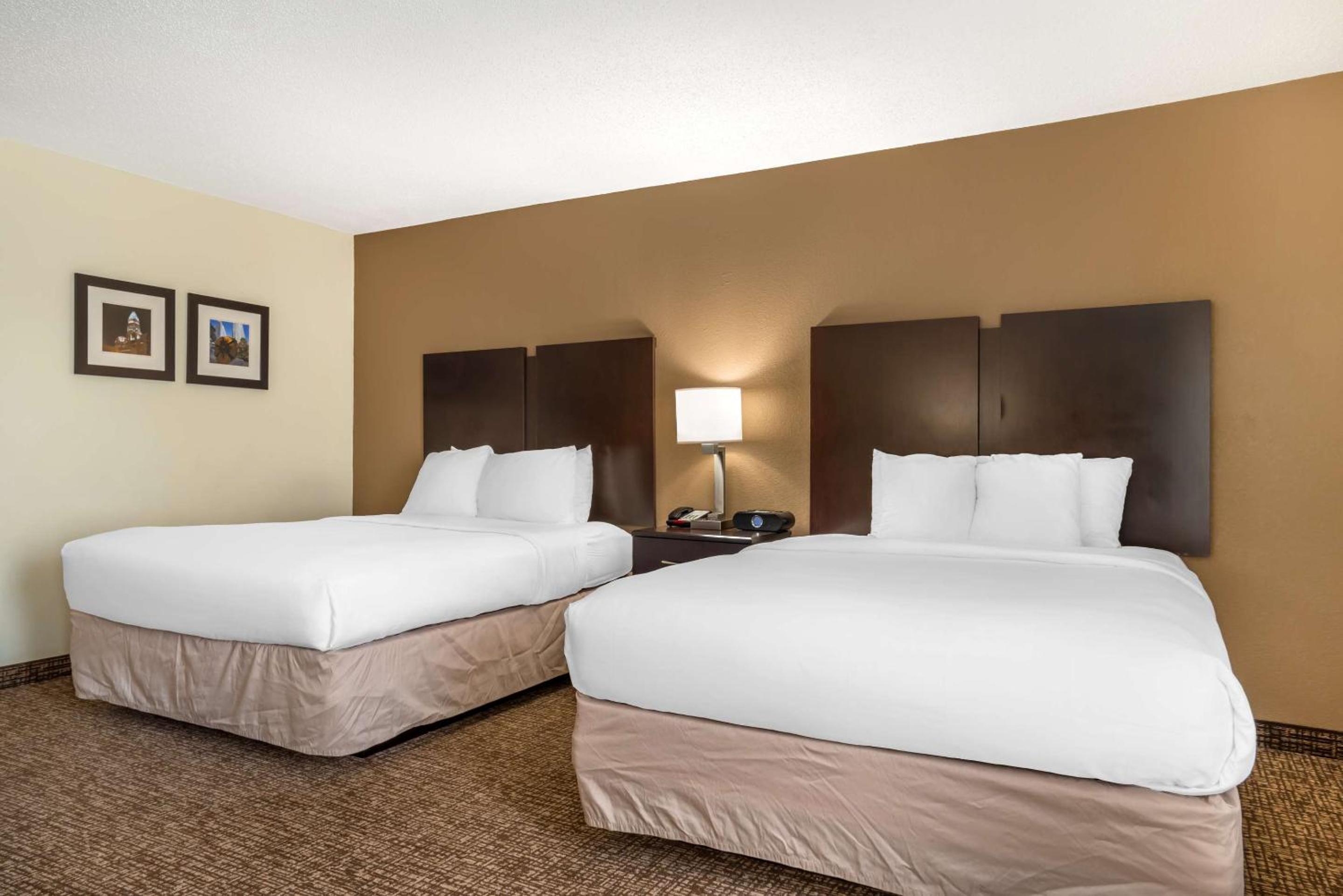 Business Queen Suite with Two Queen Beds - Non Smoking - Photo 1