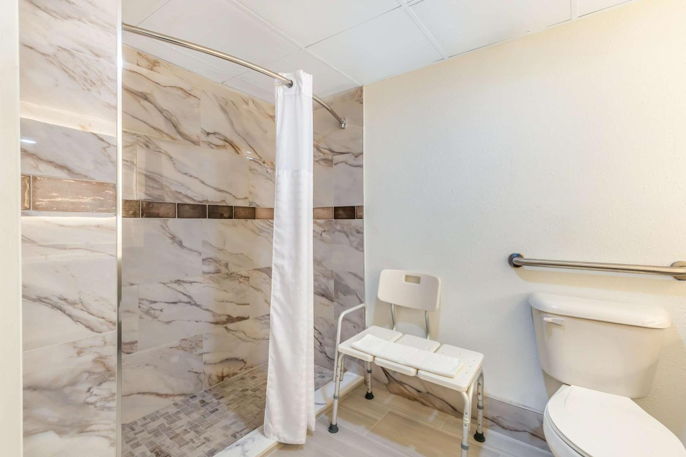 Superior Queen Suite - Accessible/Non-Smoking photo 1